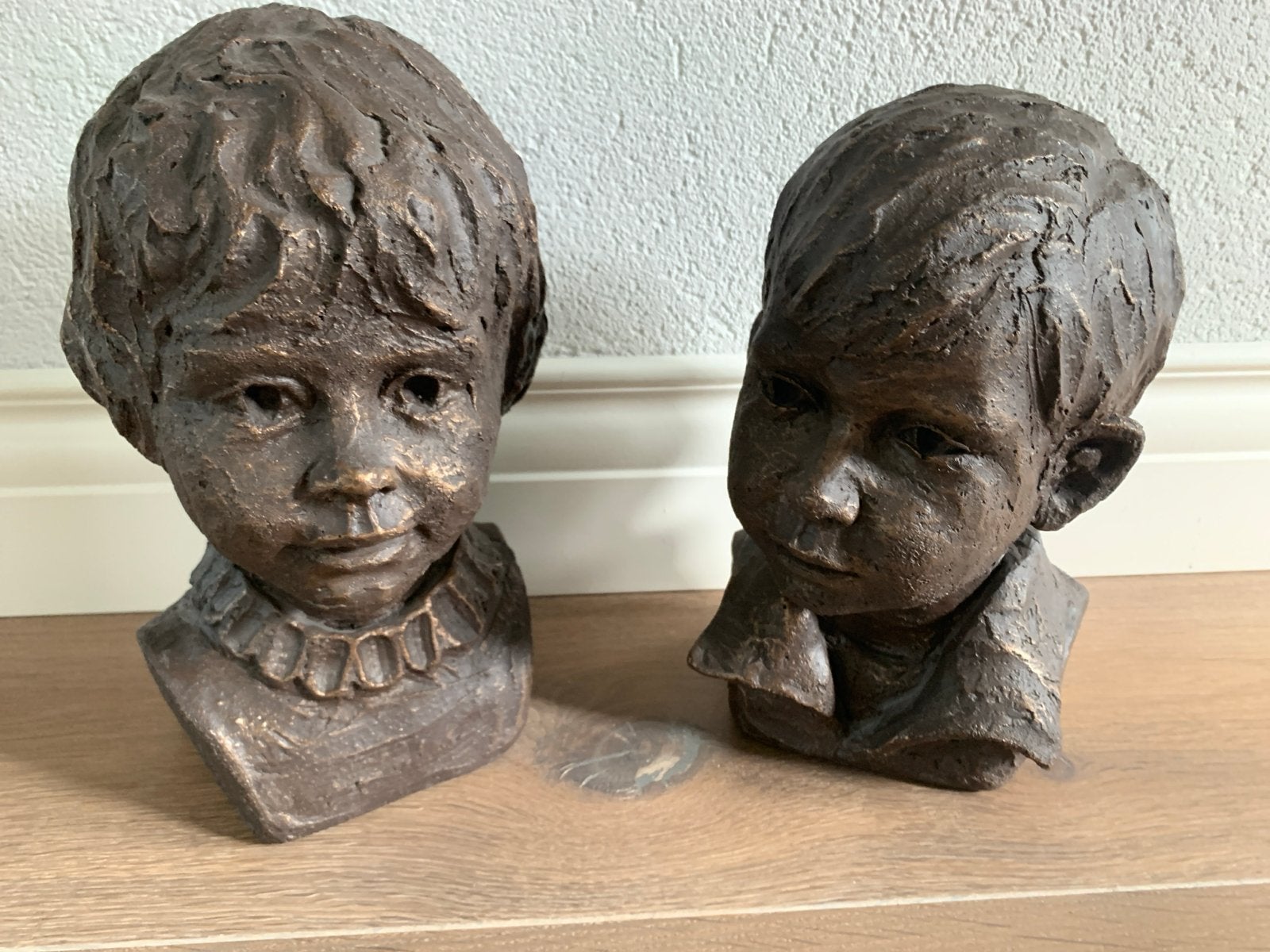 Twee bronzen/ coating  beelden van kinderkopjes, 25 cm hoog, Groep mensen, Ophalen of Verzenden, 20 - 50 cm, Beeld