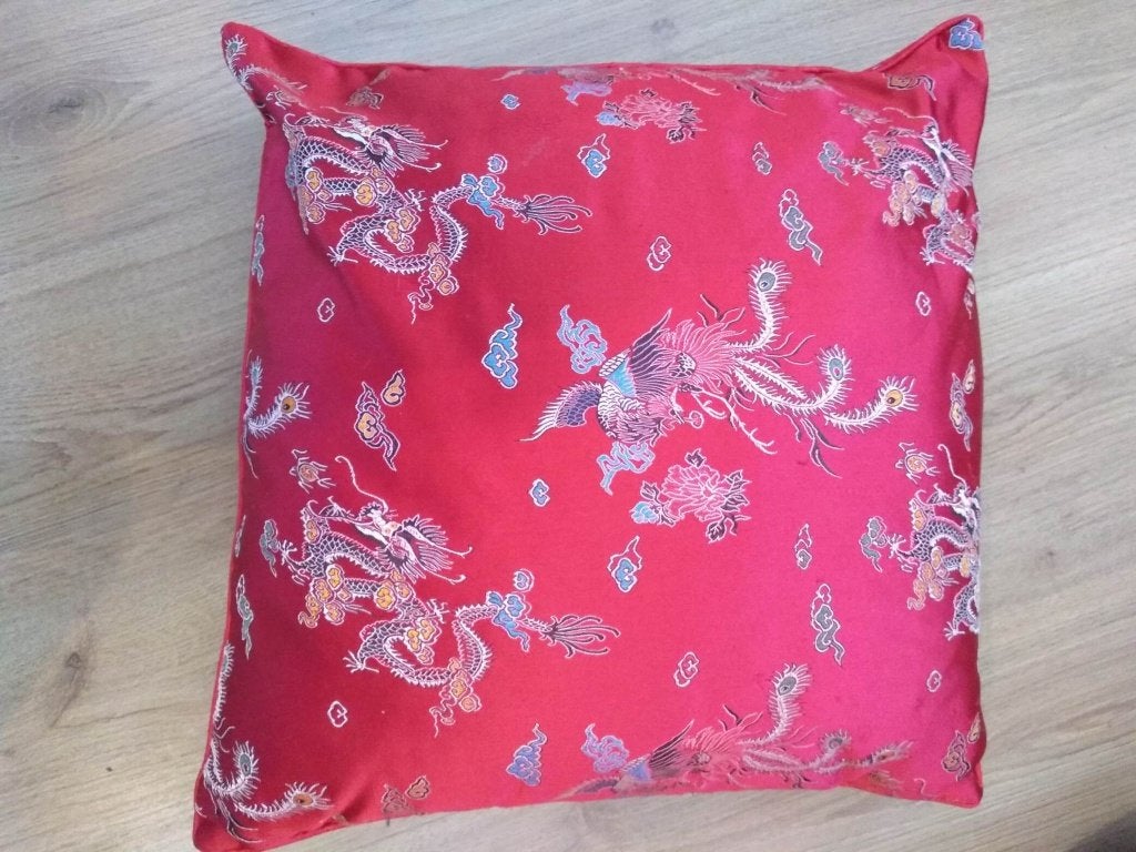 2 rode aziatische chineese draakjes kussens geborduurd rood, Vierkant, Ophalen of Verzenden, Zo goed als nieuw, Sierkussen