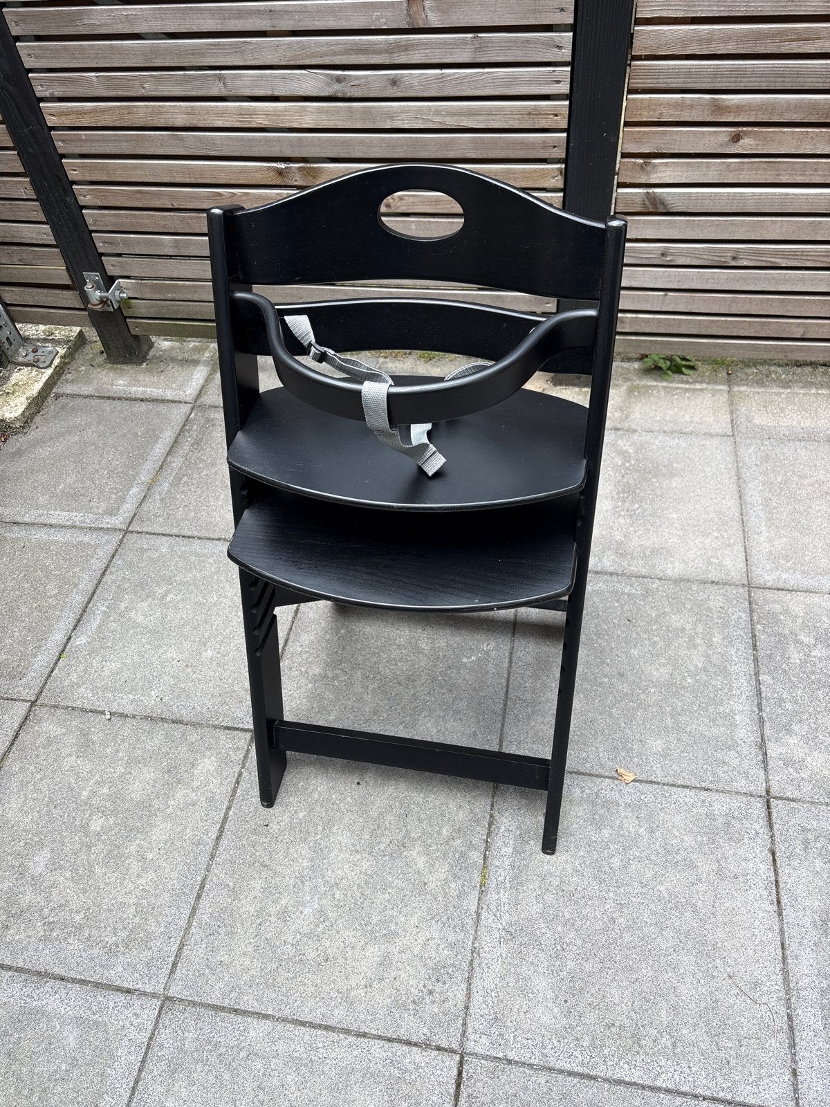 BabyGO Meegroeistoel Zwart met Gordel, Kinderen en Baby's, Kinderstoelen, Ophalen, Gebruikt, Meegroeistoel, Gordel(s)