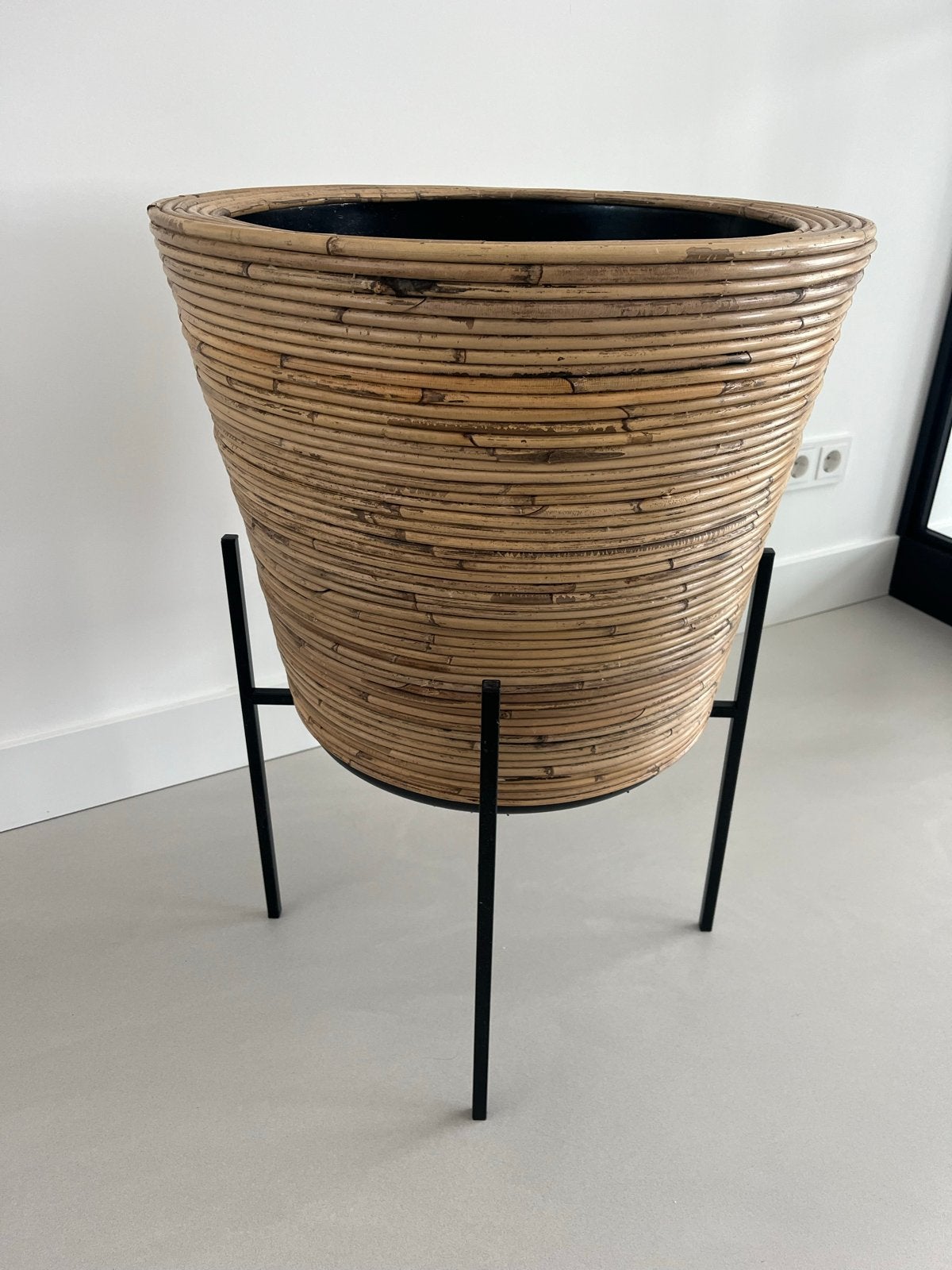 Grote bamboe bloempot op metalen onderstel - 74 cm hoog, Ophalen, Overige materialen, Minder dan 60 cm, Rond