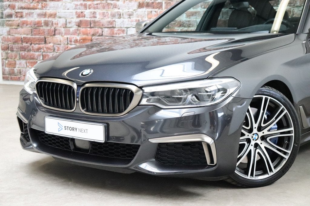 BMW 5 Serie Sedan M550i xDrive High Executive M Sport Pakket, Auto's, BMW, Automaat, 2000 kg, 4395 cc, Vierwielaandrijving