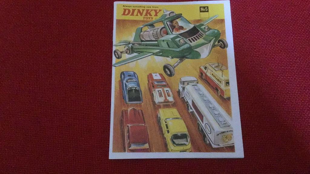 DINKY TOYS FOLDER CATALOGUS MINT 32 PAGINA IN VITRINE? LEUK!, Ophalen of Verzenden