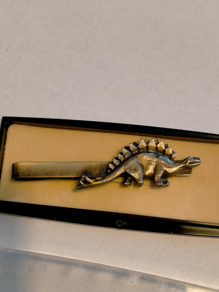 Stegosaurus Dino Dinosaurus dasspeld das speld goudkleurig, Verzamelen, Speldjes, Pins en Buttons, Ophalen of Verzenden, Zo goed als nieuw