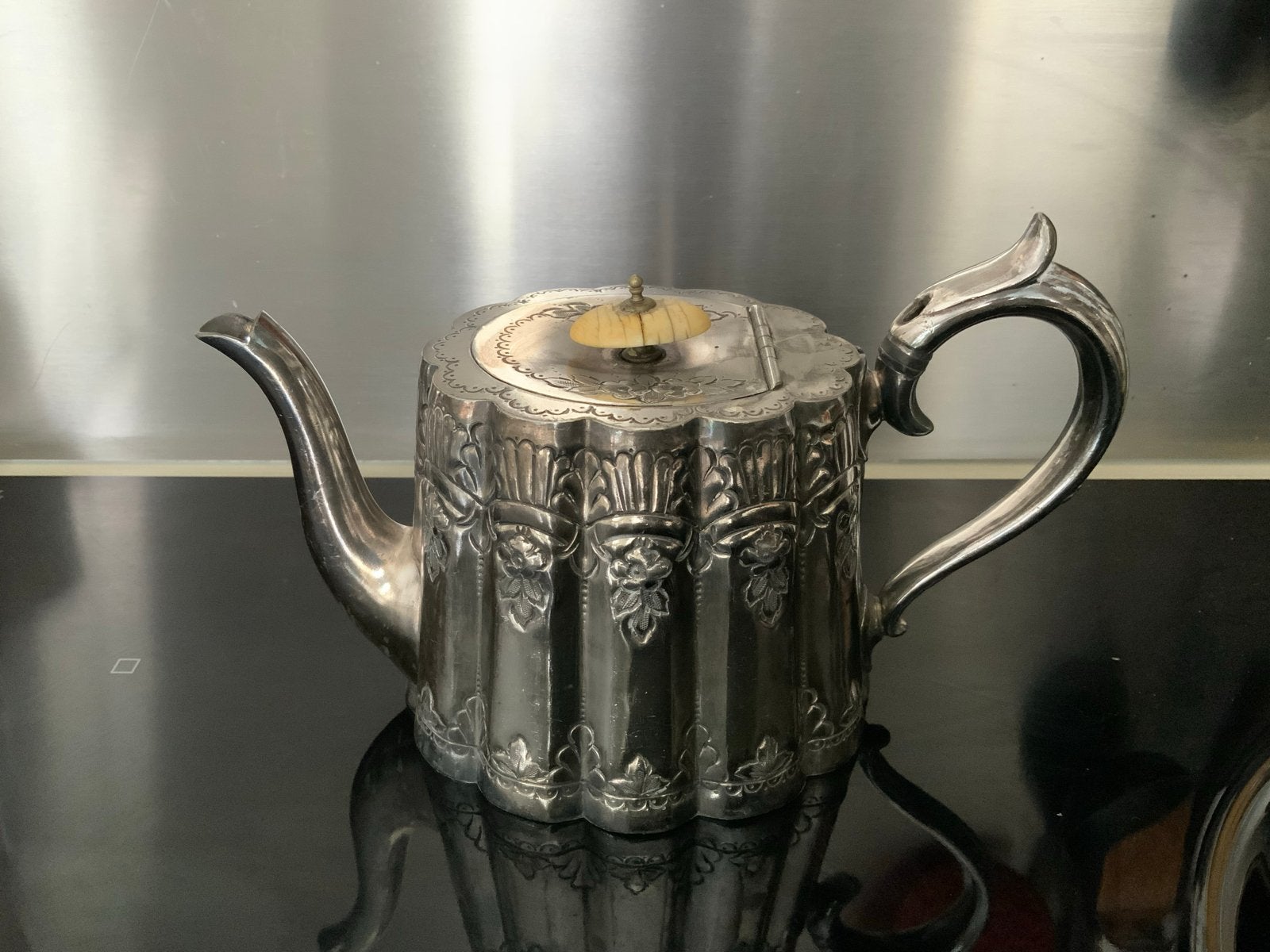 Antieke verzilverde theepot met gedetailleerde decoratie, Antiek en Kunst, Antiek | Goud en Zilver, Ophalen, Zilver