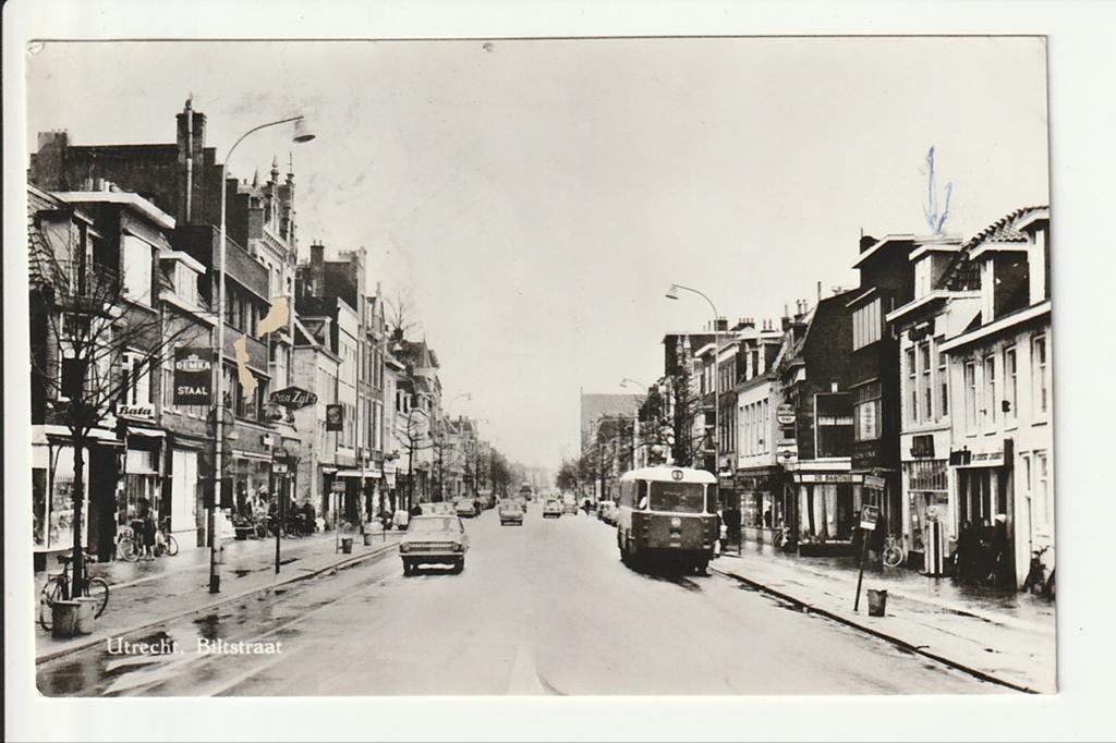 UTRECHT BILTSTRAAT WINKELS AUTO'S REGEN NBM LEYLAND VAN HOOL, Ophalen of Verzenden, 1960 tot 1980, Gelopen, Utrecht
