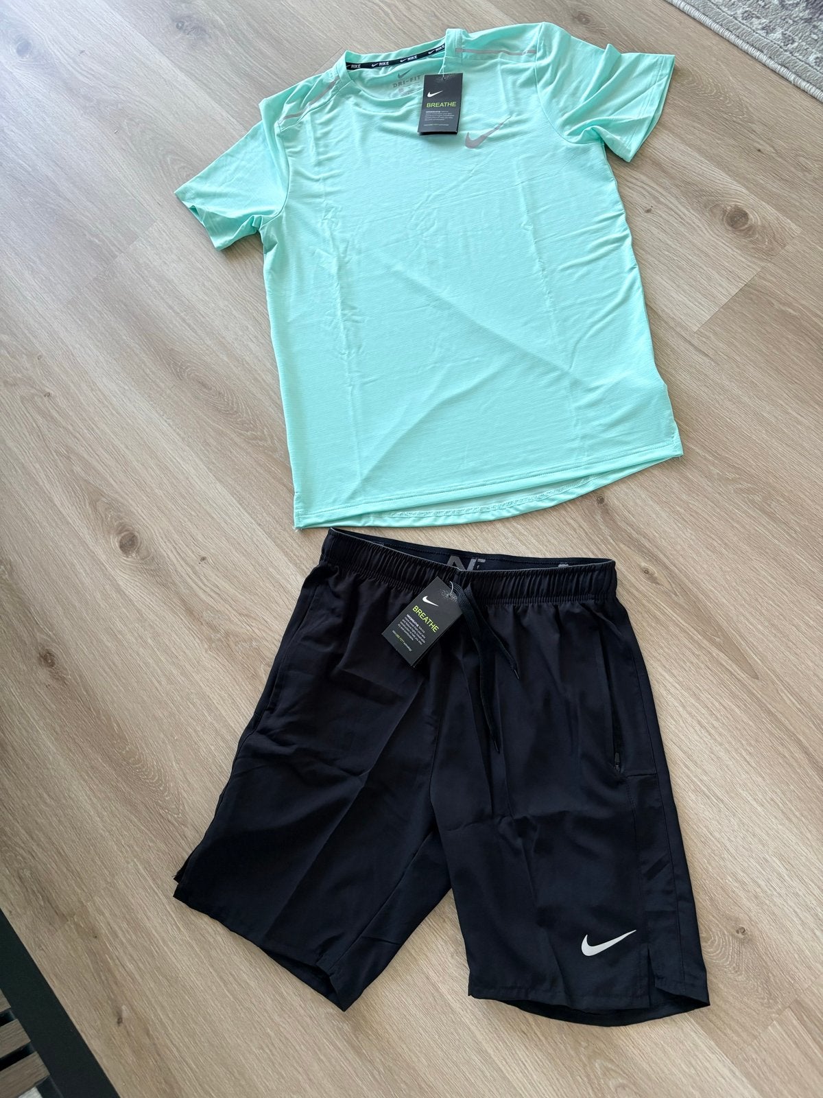 Nike sportset: T-shirt en korte broek - Maat M, Fitness, Maat 48/50 (M), Nieuw, Ophalen of Verzenden