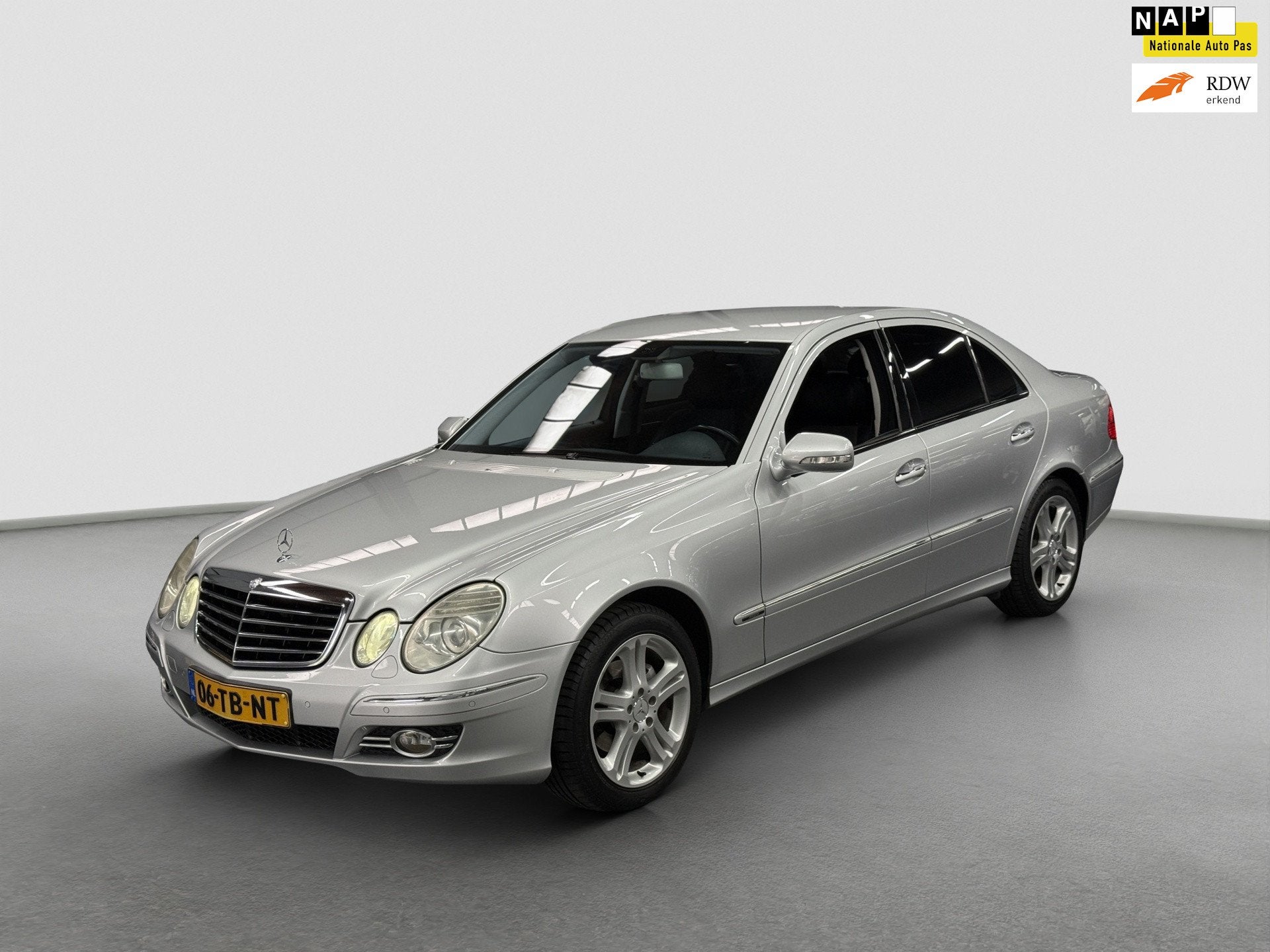 Mercedes-Benz E-klasse 200 K. Avantgarde Nieuwe APK NAP Auto, Auto's, Automaat, Achterwielaandrijving, Gebruikt, Zwart