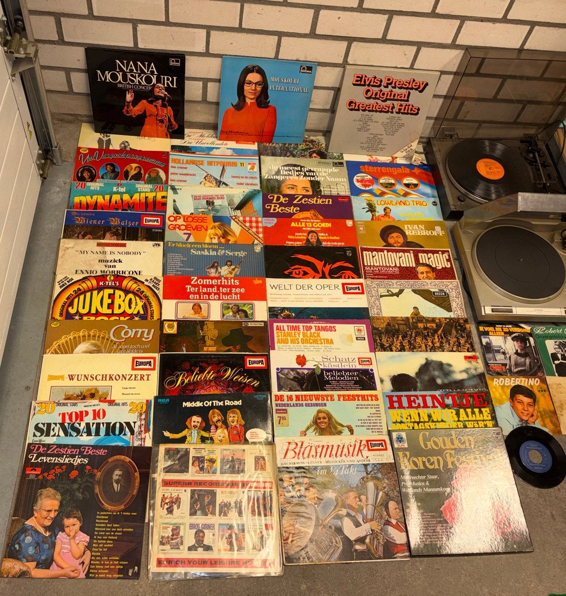 Partij vinyl: +/- 50 LP's, 5 singles en 2 platenspelers, Ophalen, Zo goed als nieuw