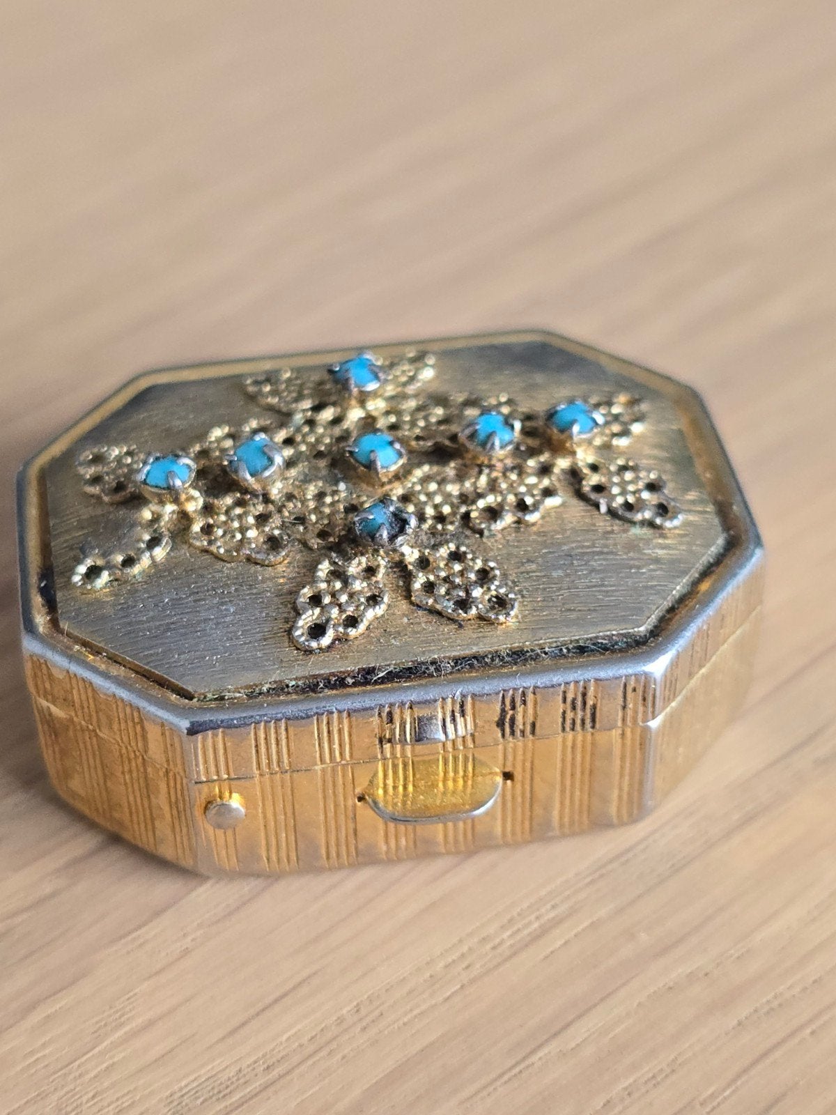 Vintage 50S goudkleurig pillendoosje met turquoise strass, Ophalen of Verzenden
