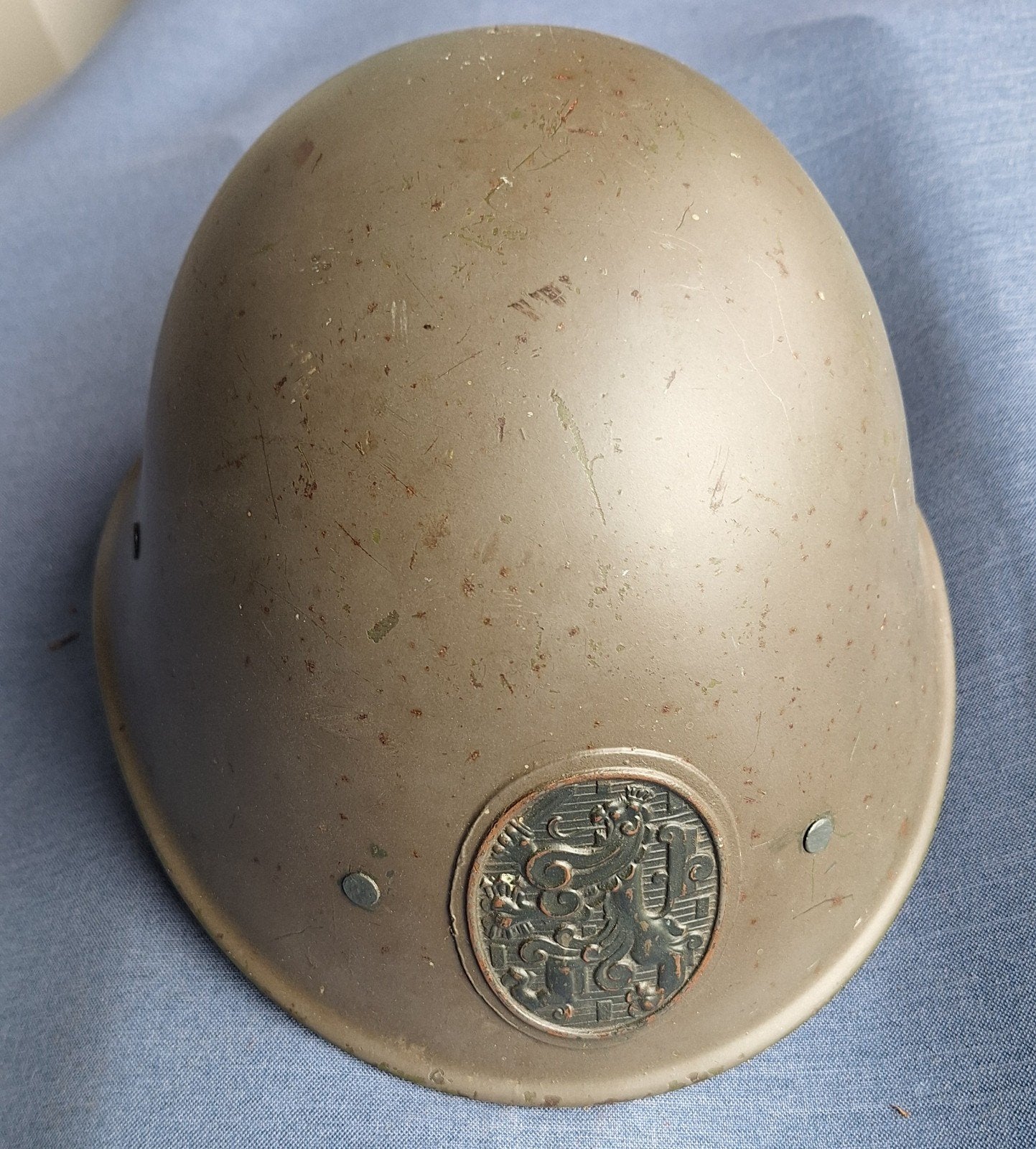 Originele M38 helm met leeuw embleem, Ophalen of Verzenden, Landmacht, Nederland, Helm of Baret