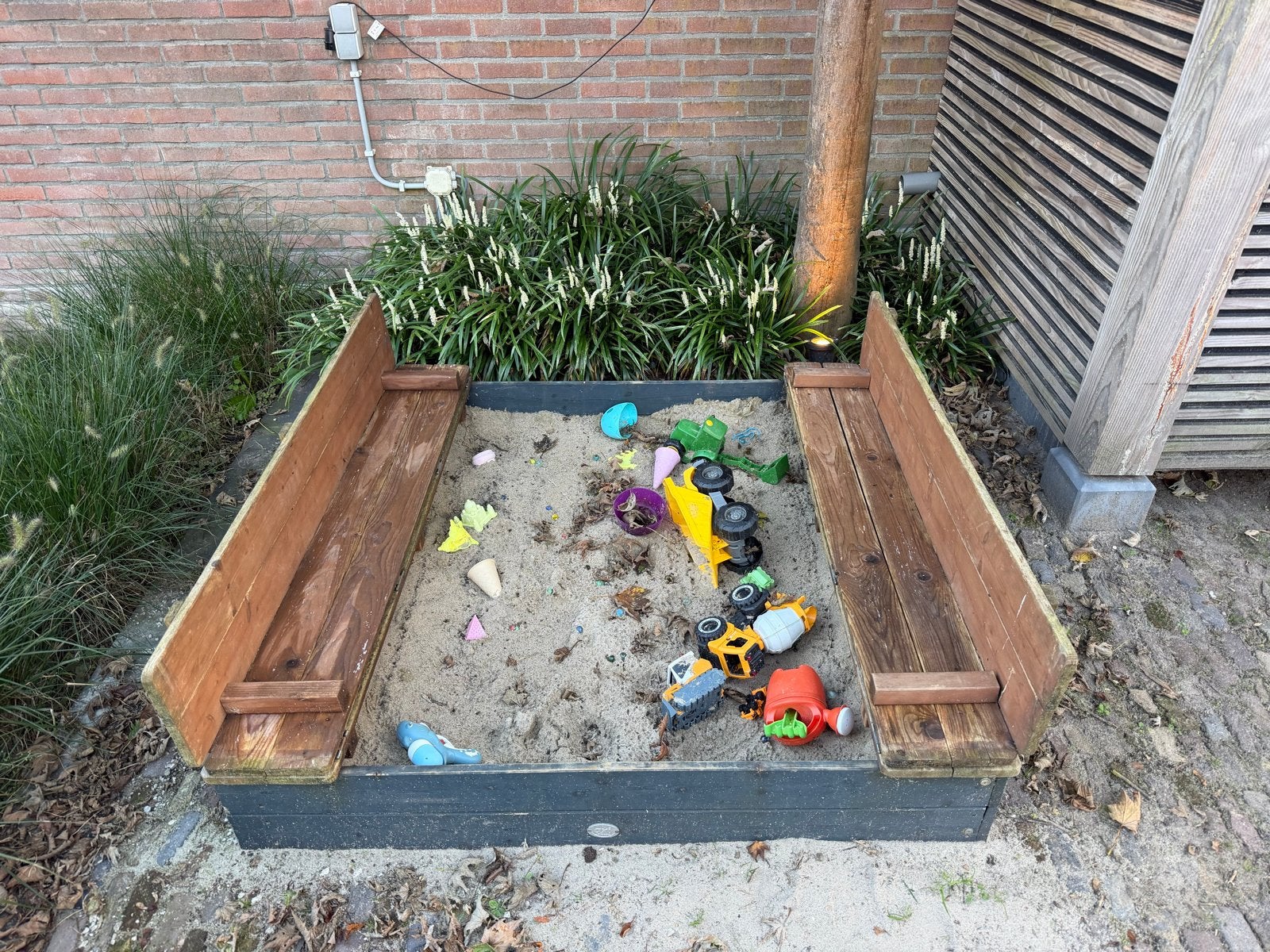 Gratis: AXI zandbak met deksel en bankjes. Incl.speelgoed, Ophalen, Gebruikt