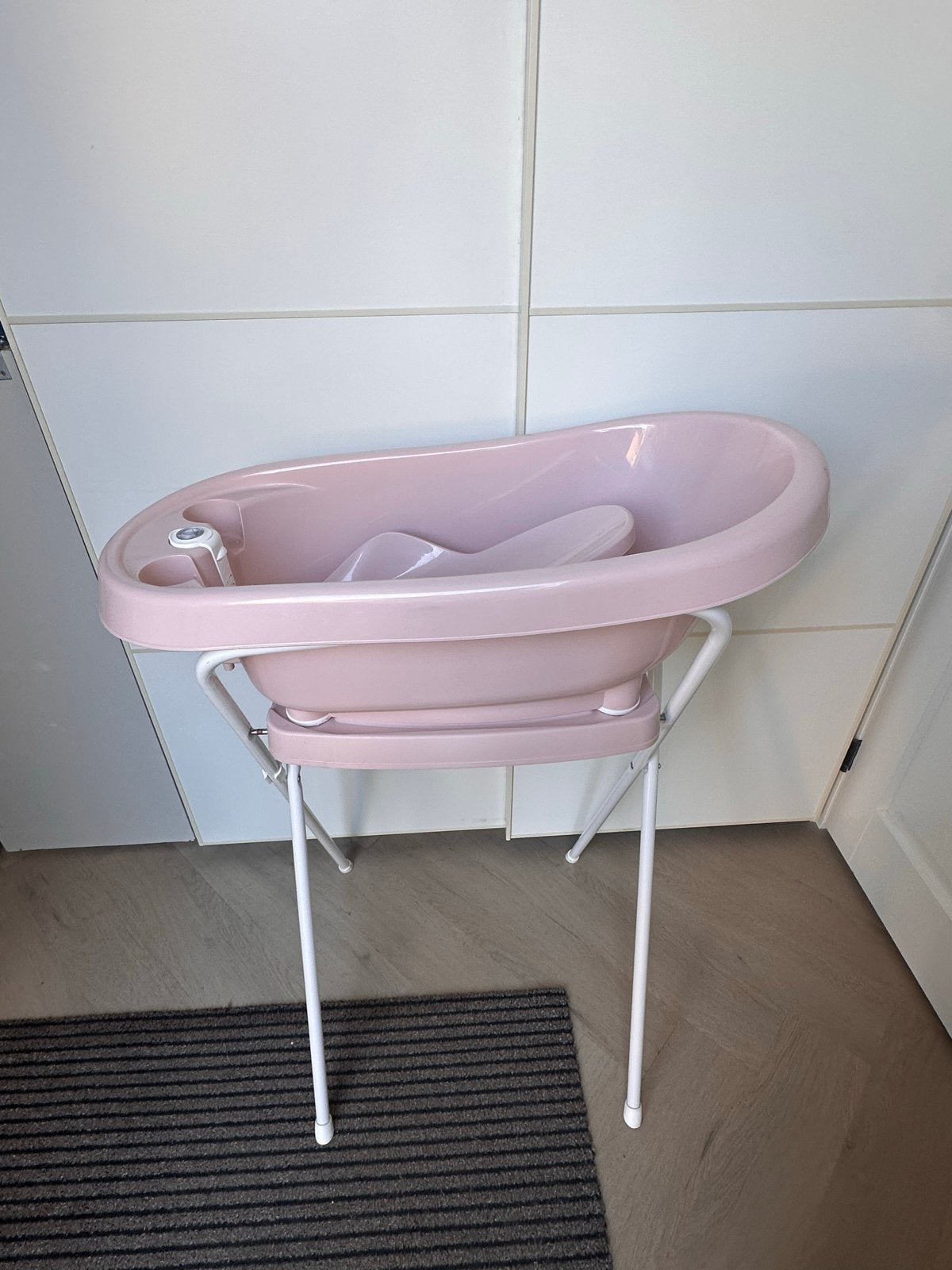 Bébé-jou babybadje met standaard en badzitje - Roze, Ophalen of Verzenden, Zo goed als nieuw, Badje, Bébé-jou