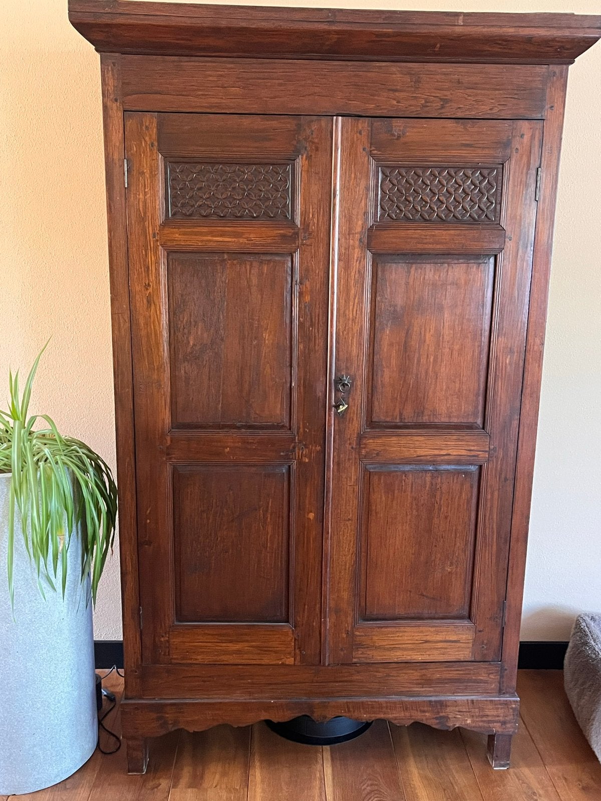 Teak houten kast met gesneden details, Ophalen, Met plank(en), Gebruikt, 100 tot 150 cm