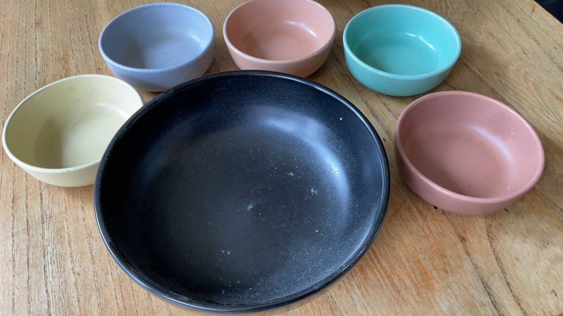 Plateel pindastel jaren 50/60 merkloos , 1groot ,5 klein, Antiek en Kunst, Antiek | Keramiek en Aardewerk, Ophalen of Verzenden