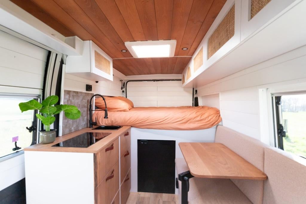 Unieke complete off-grid buscamper (in prijs verlaagd), Caravans en Kamperen, Campers, Automaat, Chemisch toilet, Buscamper of Camperbus