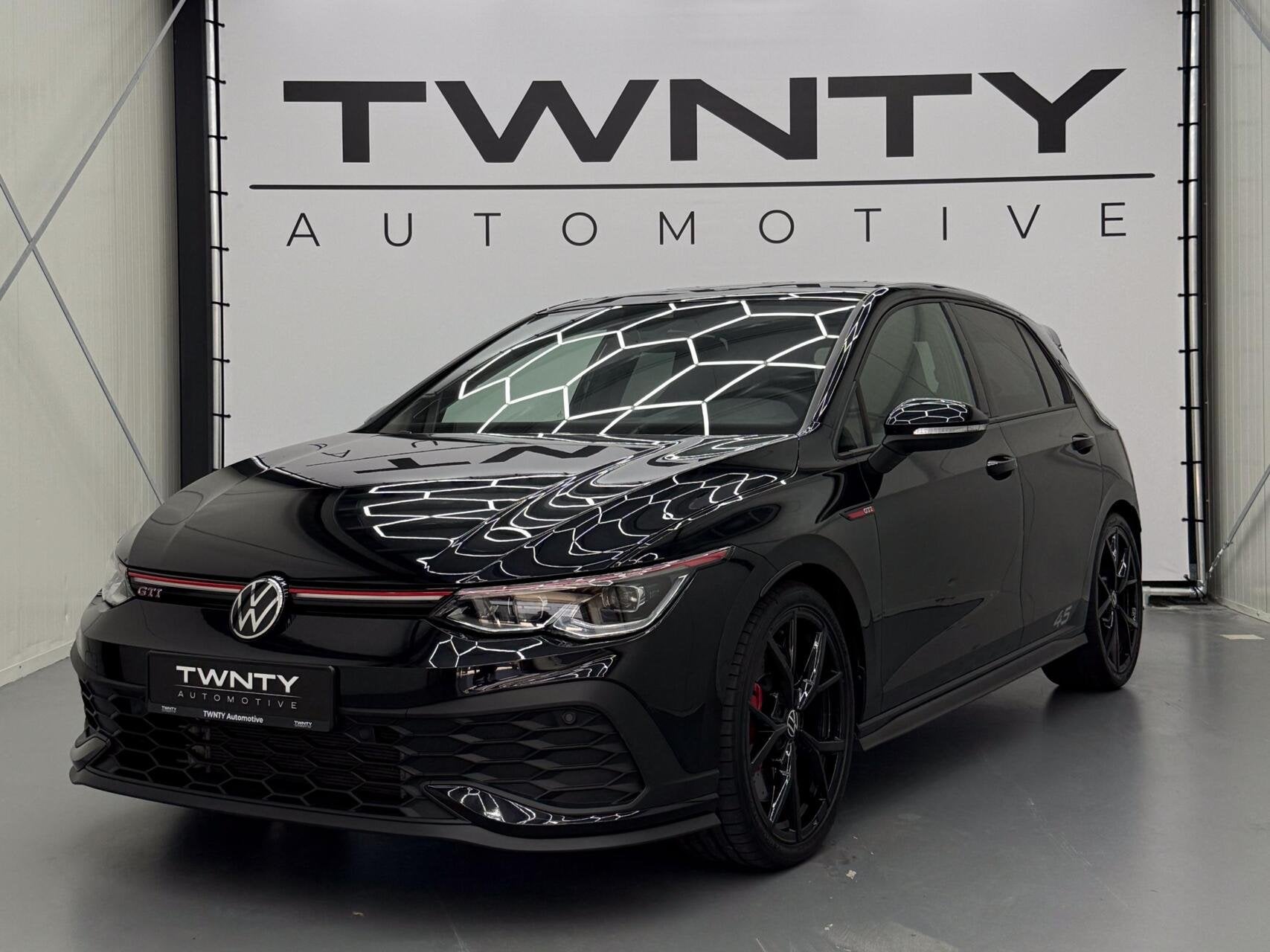 Volkswagen Golf GTI Clubsport 45 Jahre |Akra|Pano|H&K|IQ, Zwart, 4 cilinders, 1984 cc, Alcantara