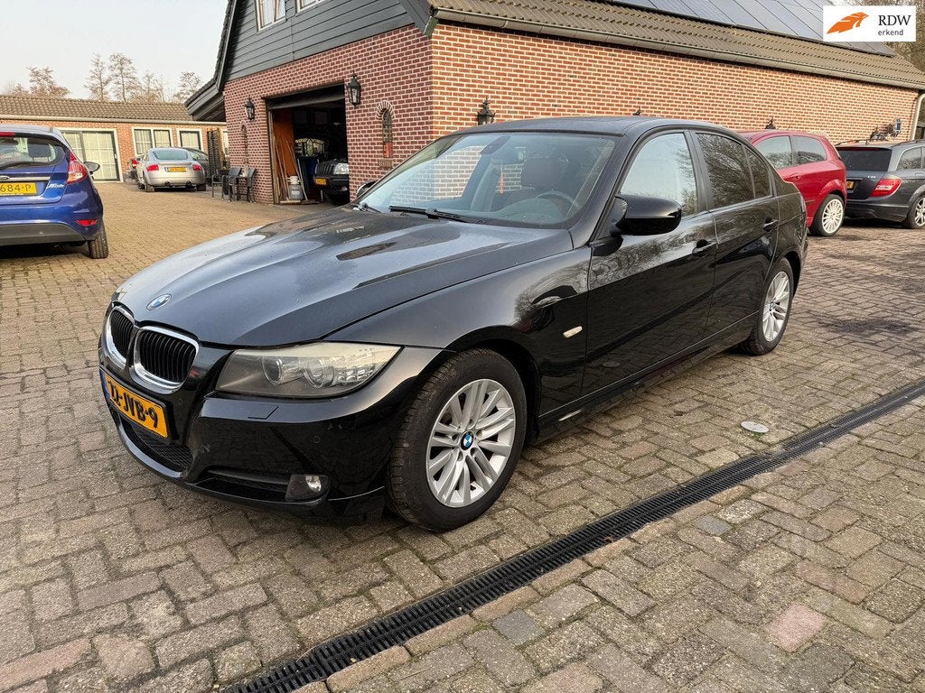 BMW 3-serie 318i NIEUWE APK 28-01-2027, Auto's, BMW, Achterwielaandrijving, Zwart, Bedrijf, Handgeschakeld