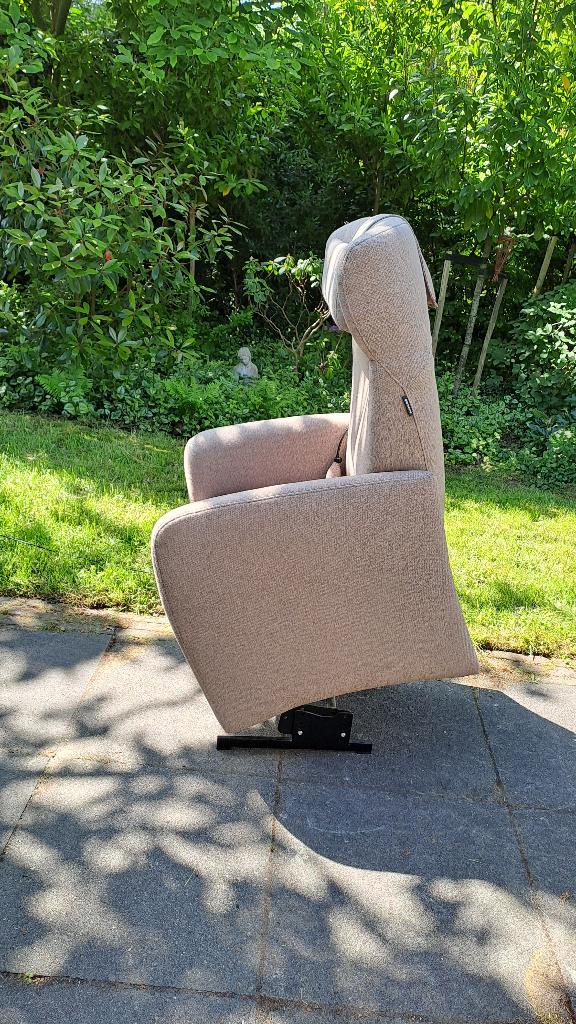 Prominent sta op stoel relax fauteuil electrisch, Huis en Inrichting, Fauteuils, Ophalen, Minder dan 75 cm, Comfortabel luxe, Zo goed als nieuw