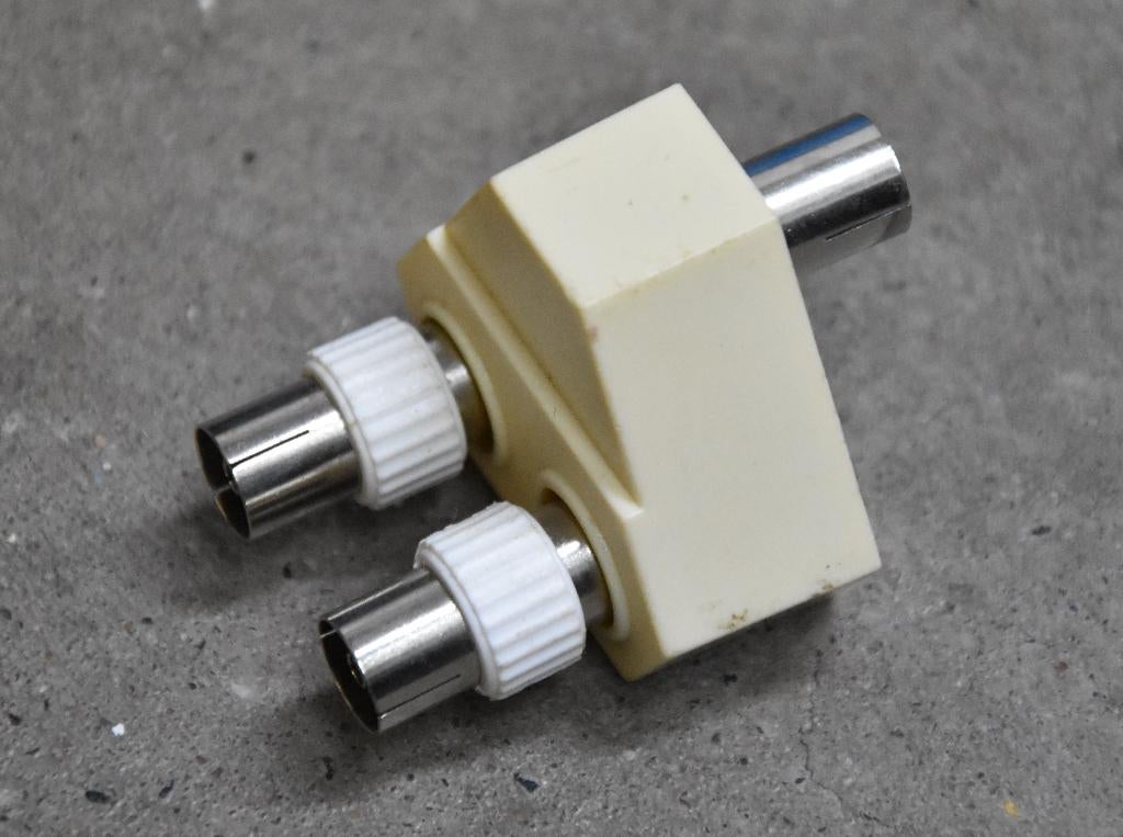 kabel tv antenne splitter en 2 uitgangen 3 vrouwtjes adapter, Ophalen of Verzenden, Zo goed als nieuw, Minder dan 2 meter, Coaxiale kabel