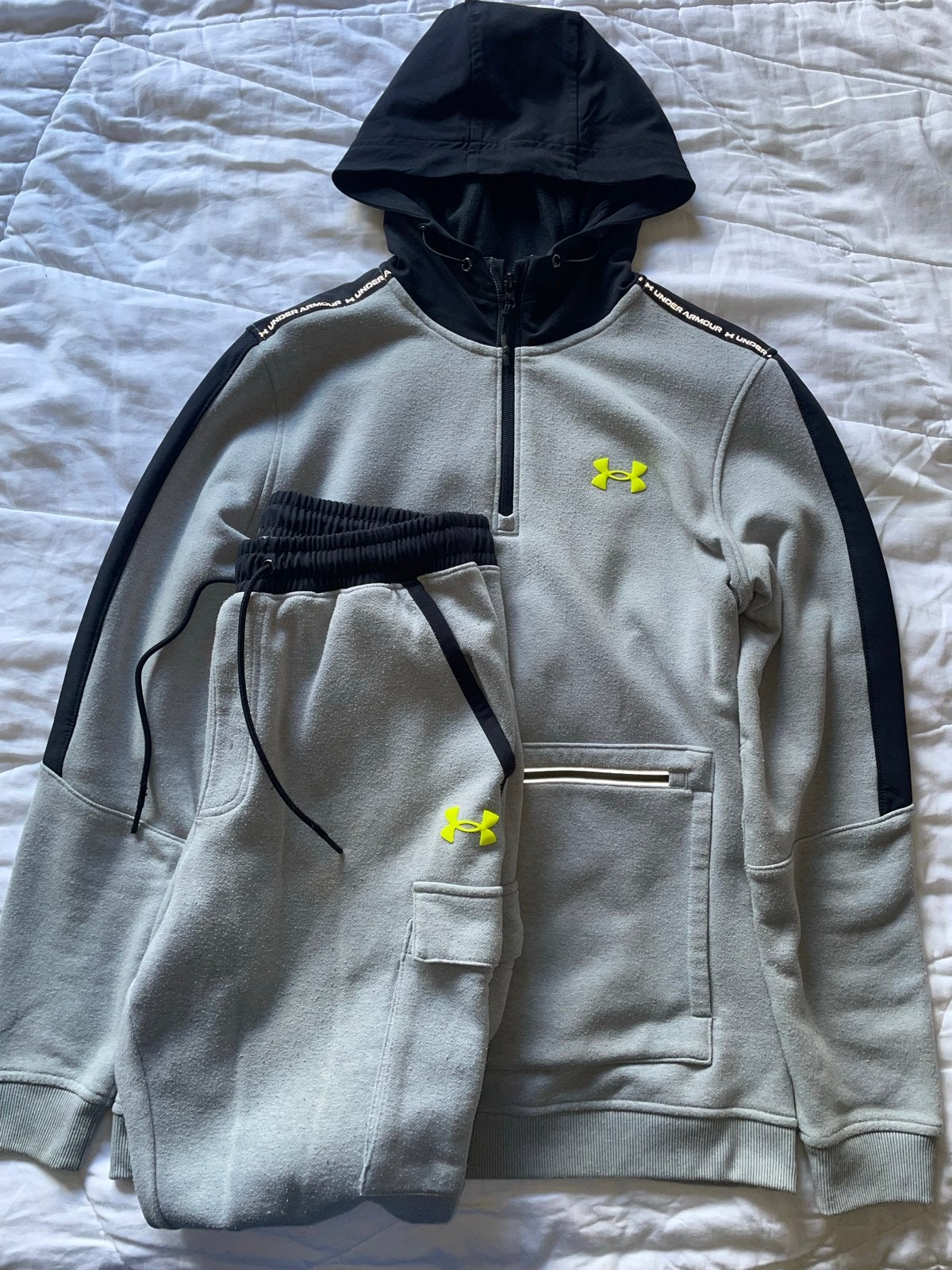 Under Armour trainingspak grijs/zwart - Maat M, Kleding | Heren, Ophalen of Verzenden, Gedragen, Maat 48/50 (M), Grijs