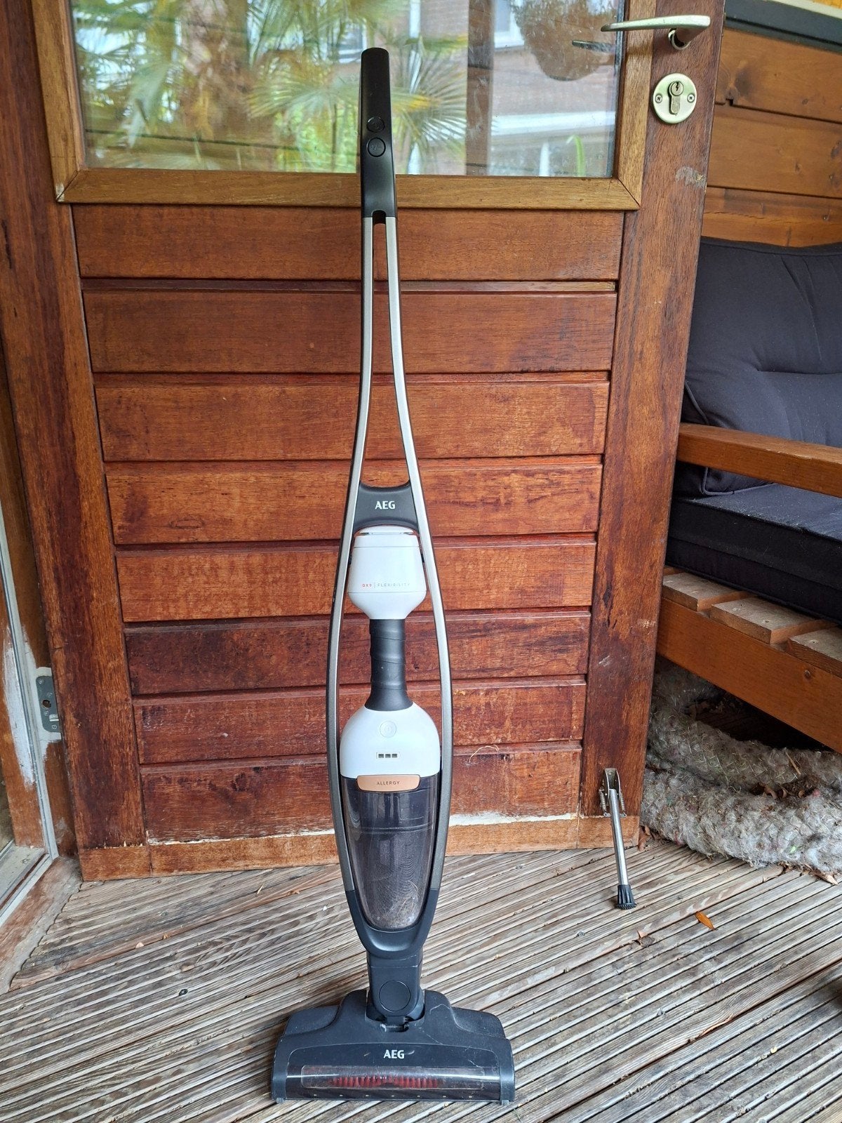 AEG QX9-1-ANIM Draadloze Steelstofzuiger met Accessoires, Ophalen of Verzenden, Zo goed als nieuw, Geschikt voor tapijt, Reservoir