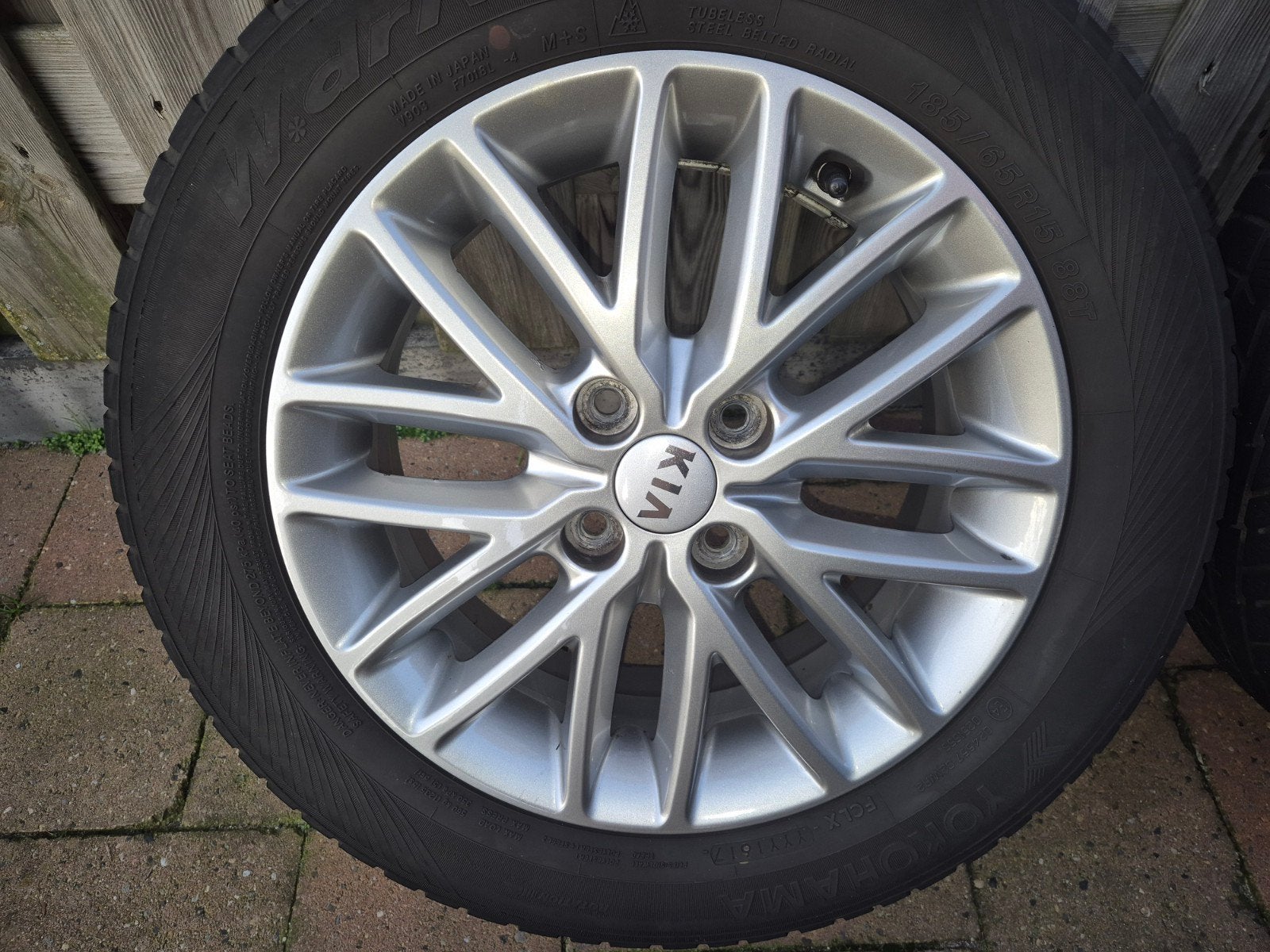 Originele Kia 15 inch lichtmetalen velgen met winterbanden., Ophalen, Gebruikt, 15 inch, Banden en Velgen