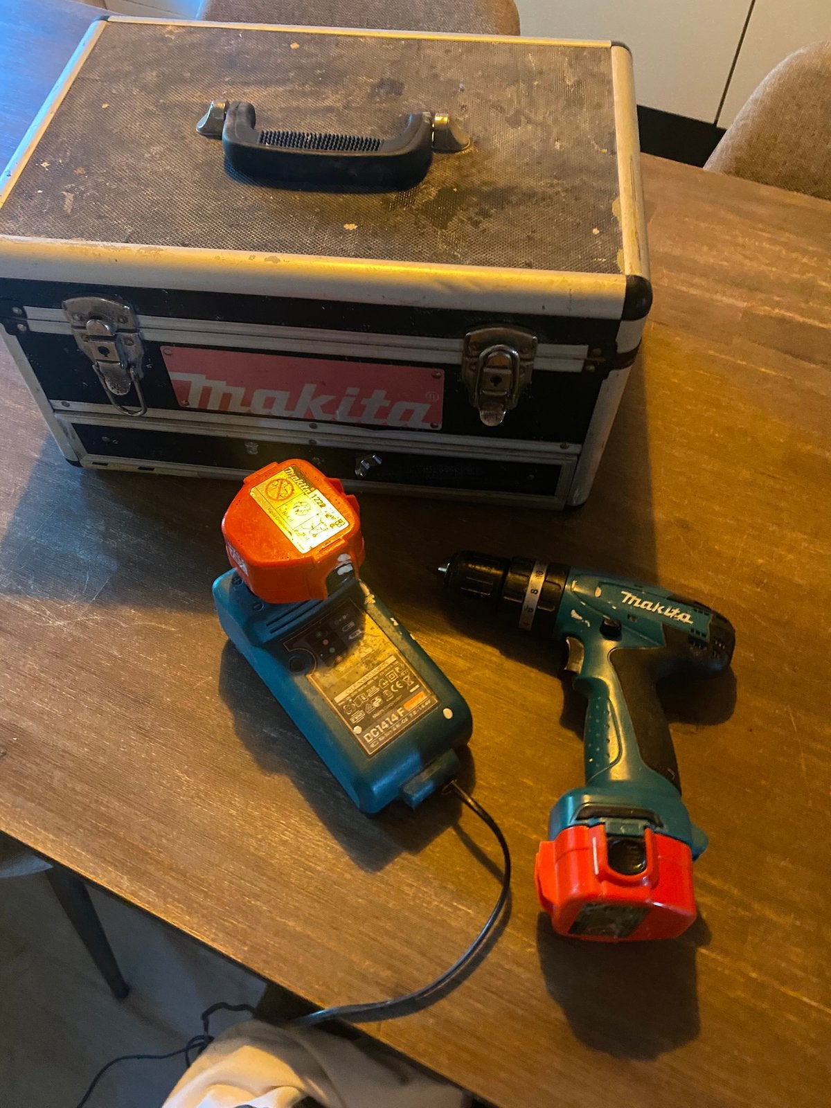 Makita boormachine ket 2  batterijen, Ophalen, Gebruikt, Kolomboormachine