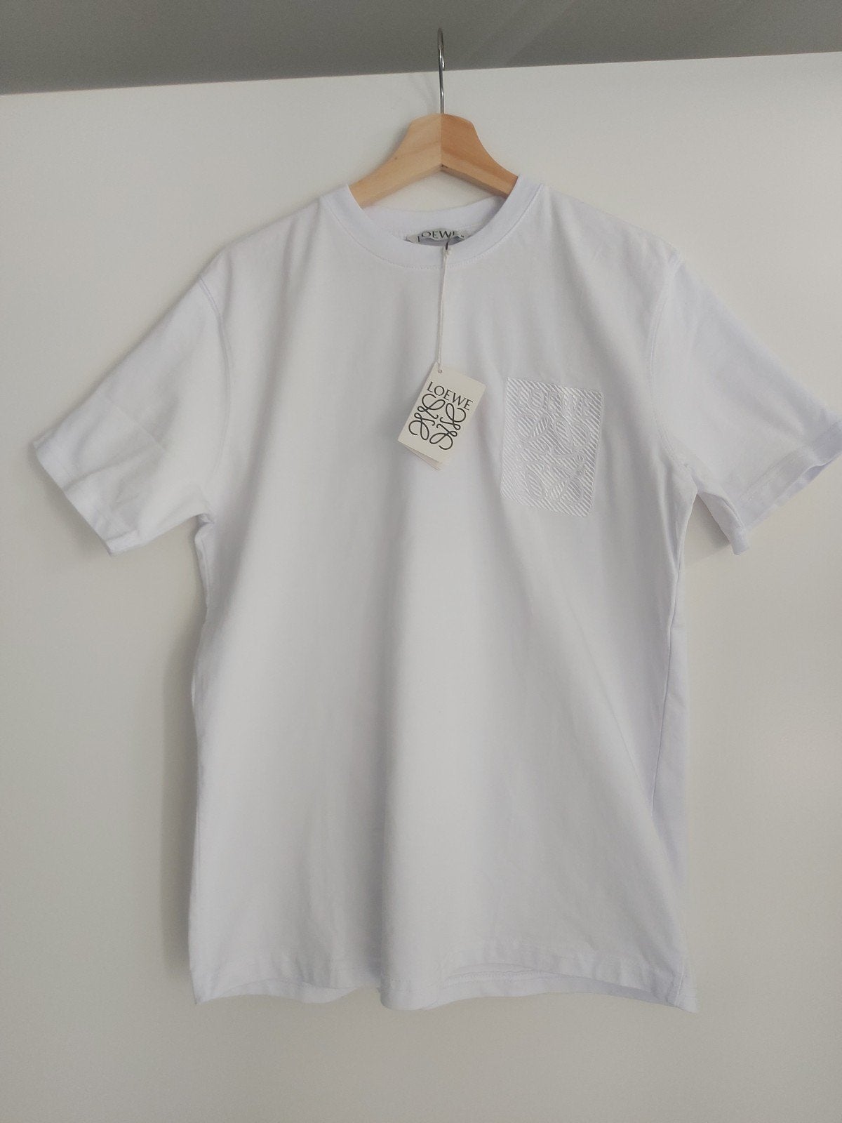 Loewe T-shirt met Anagram-zak - Nieuw met kaartjes, Kleding | Dames, Tops, Maat 38/40 (M), Wit, Nieuw, Ophalen of Verzenden