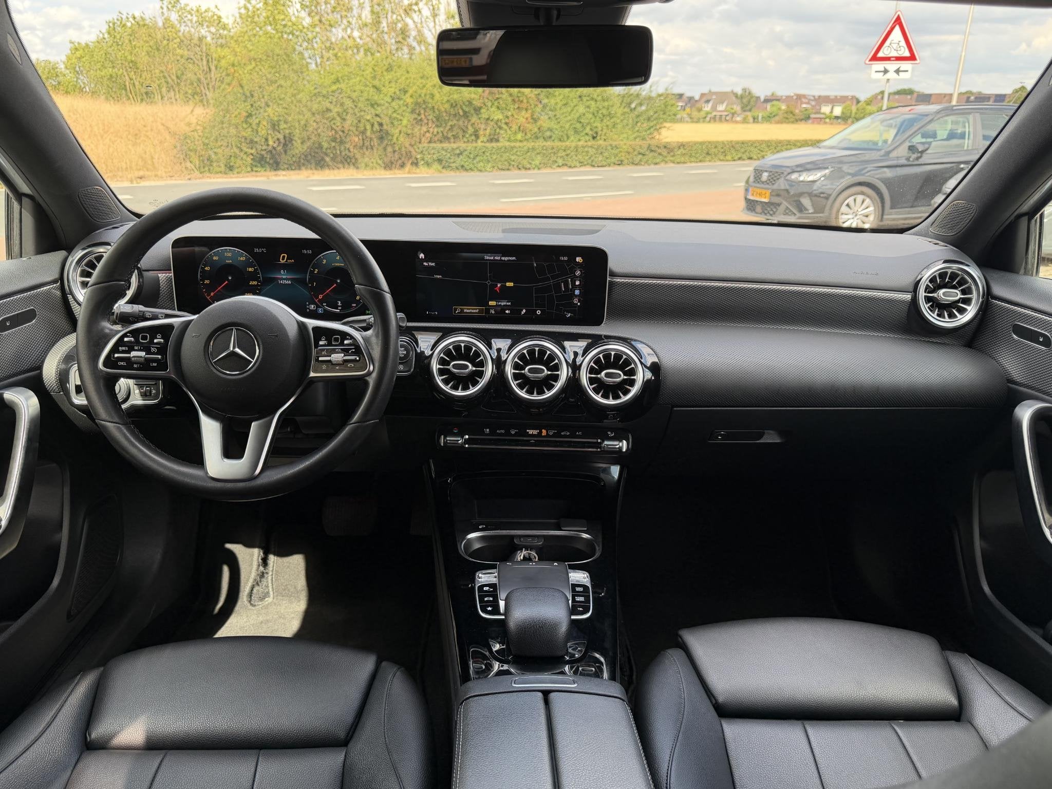 Mercedes-Benz A-klasse 220 Premium Plus AMG-line | RODE GORD, Auto's, 12 maanden, Gebruikt, Leder, Bedrijf
