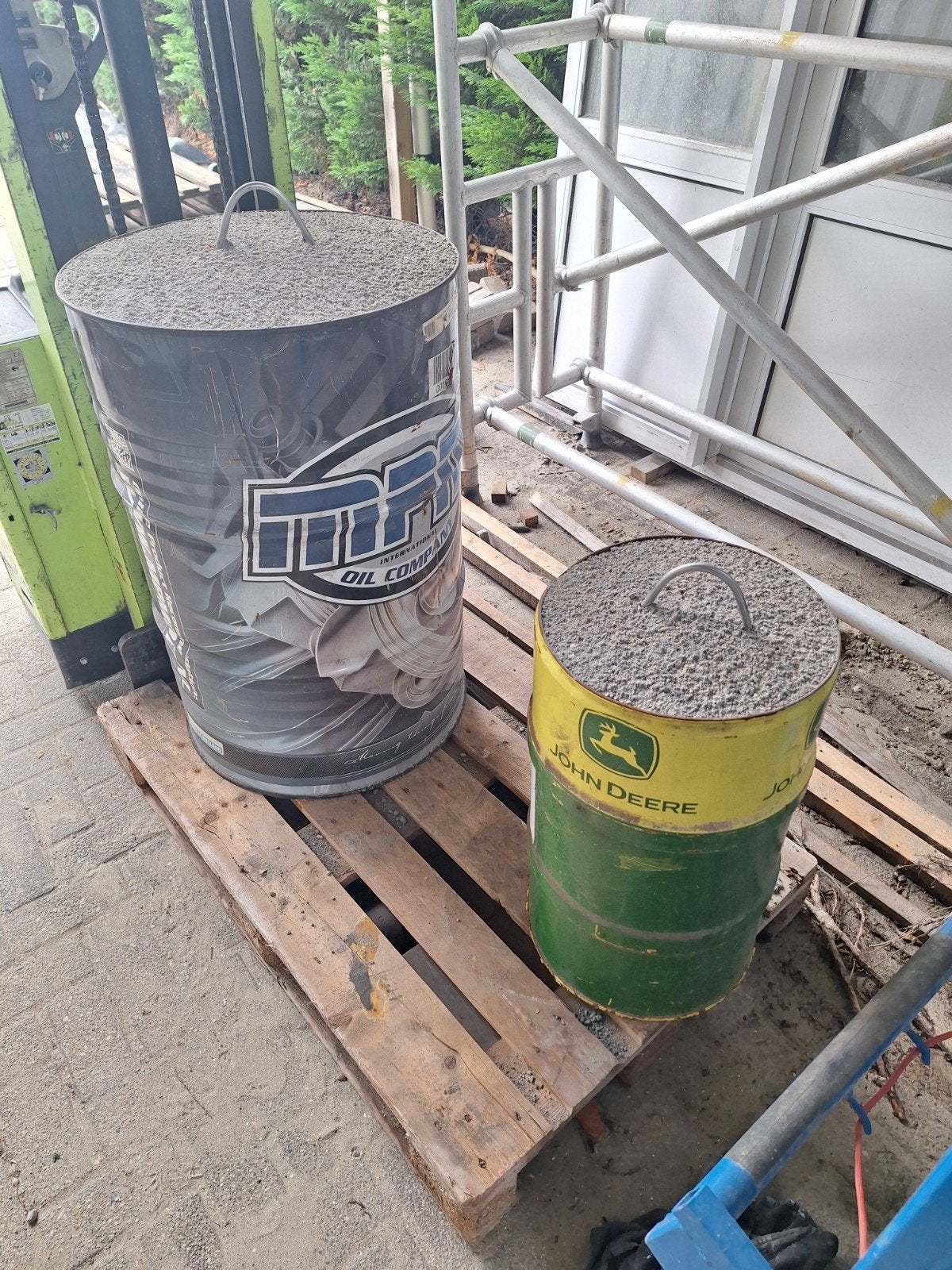 Gewichten: Olievaten gevuld met specie (350kg & 100kg), Ophalen