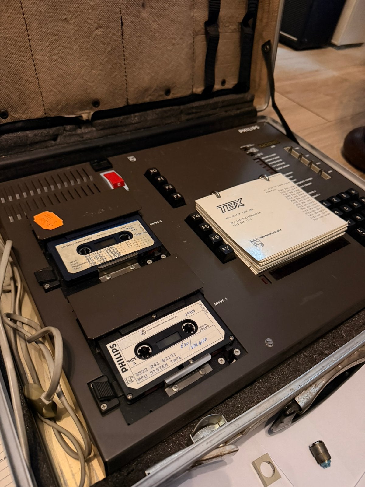 Philips TBX1000/TBX630 PTT Servicekoffer + 23 tapes + docs, Ophalen of Verzenden