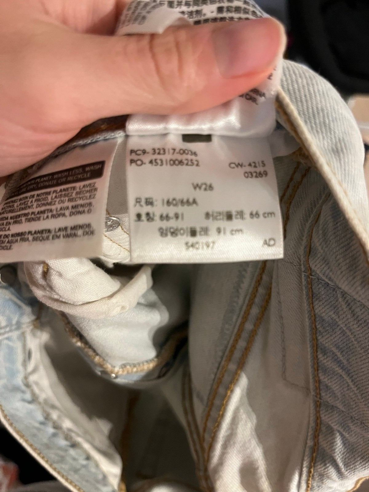 Levi's shorts maat 26 met patches, Ophalen of Verzenden, Gedragen, Blauw, W27 (confectie 34) of kleiner