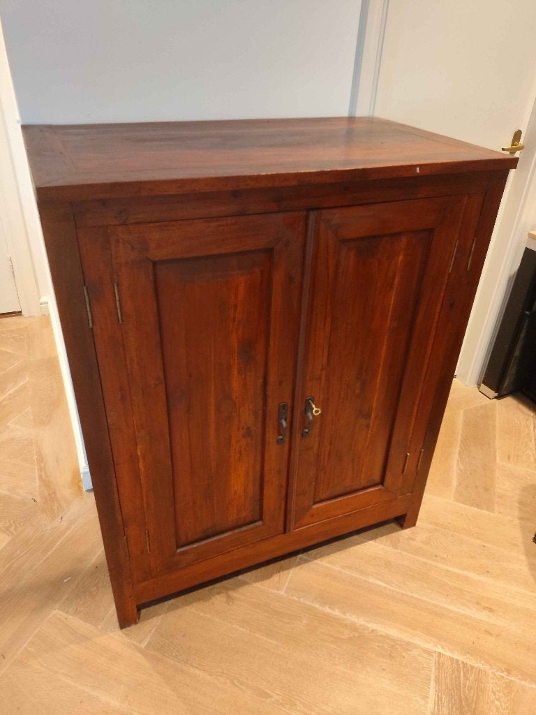 Massief houten kast met 2 deuren, slot en sleutel, Ophalen