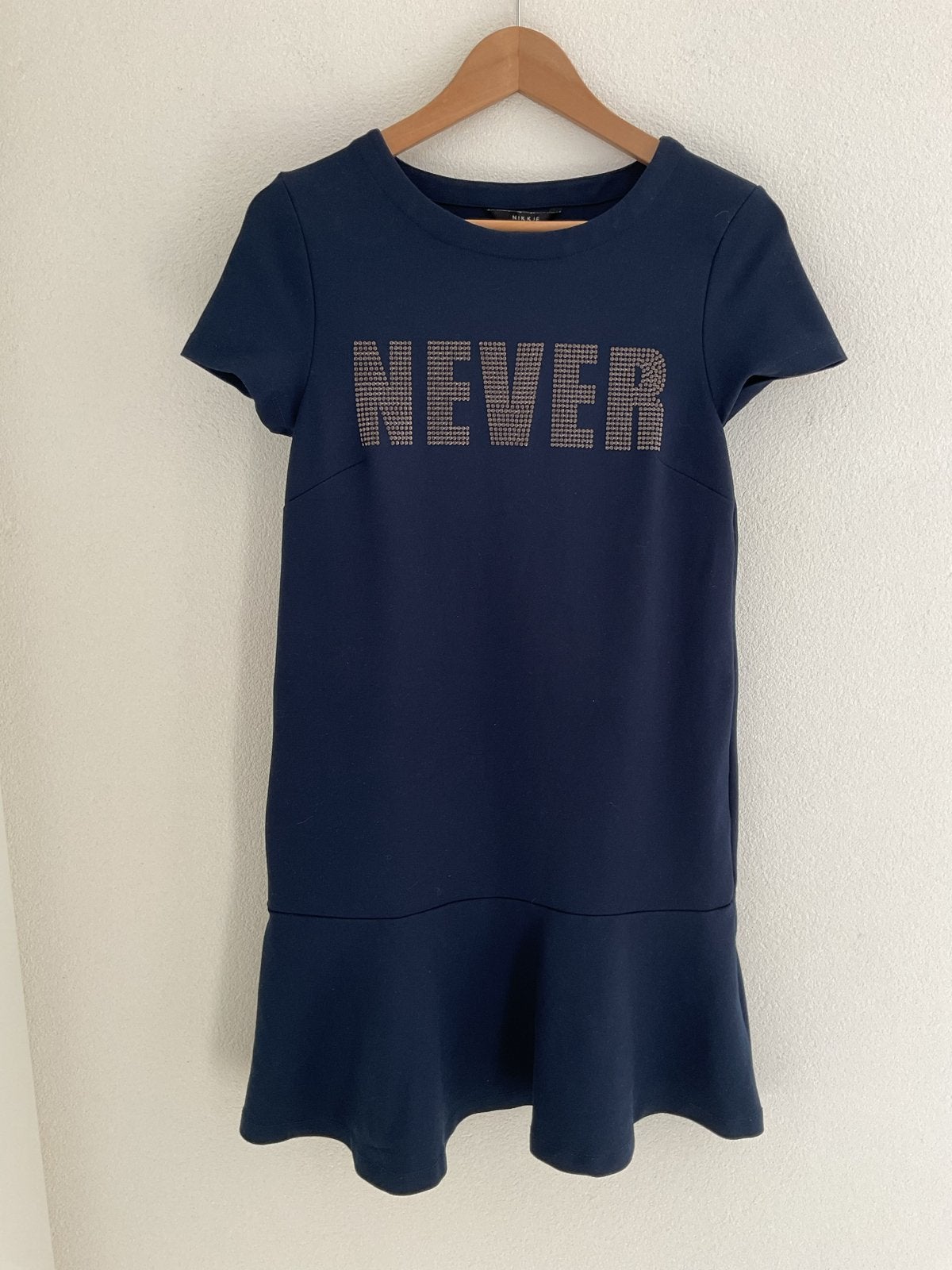 Nikkie jurk donkerblauw met  'NEVER' steentjes, maat 3, Zo goed als nieuw, Maat 36 (S), Boven de knie, Verzenden