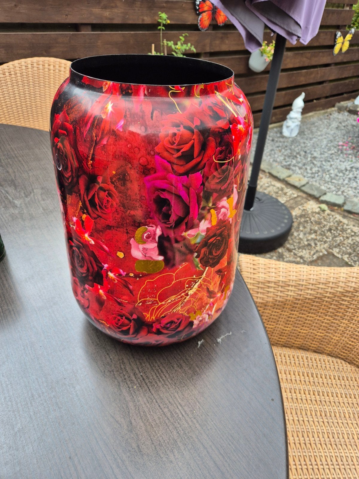 Decoratieve ijzeren vaas met rozenprint - 43 cm hoog, Ophalen of Verzenden