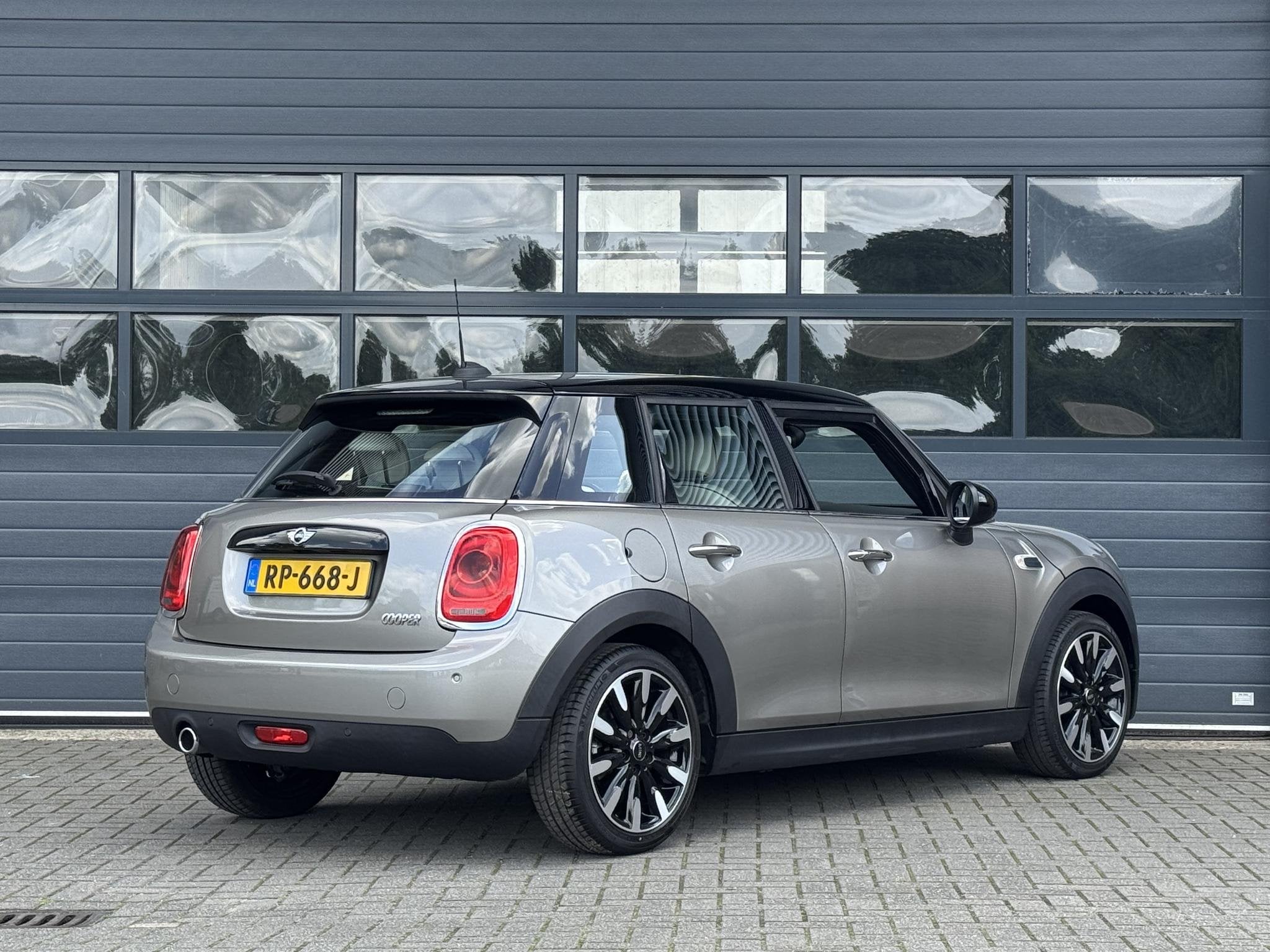 MINI COOPER 1.5 CHILI SERIOUS BUSINESS I DEALER ONDERHOUDEN, Auto's, Mini, 136 pk, Gebruikt, Met garantie (alle), Leder en Stof