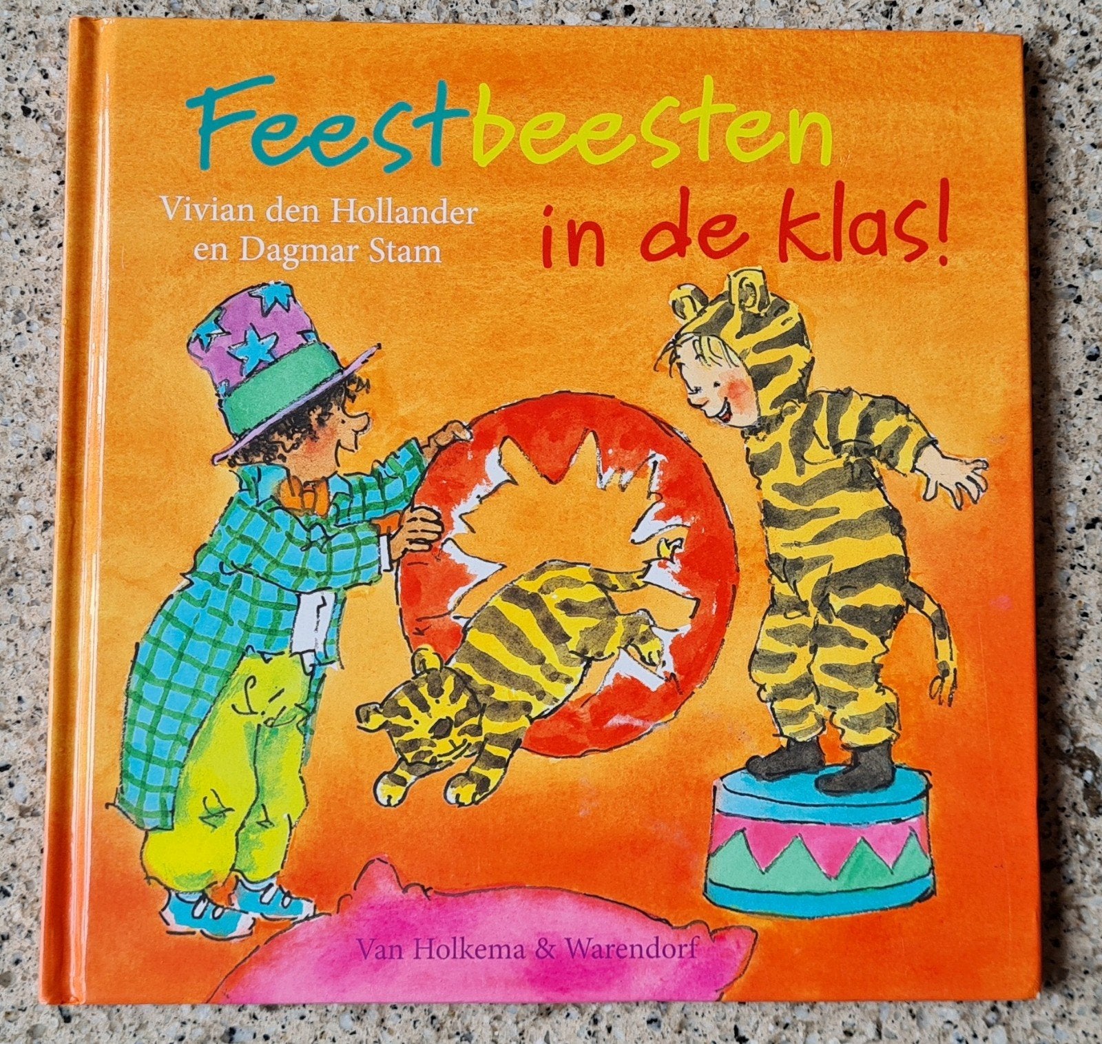 Feestbeesten in de klas! - Voorleesboek, Ophalen of Verzenden, Zo goed als nieuw, Vivian den Hollander en Dagmar Stam, Fictie algemeen