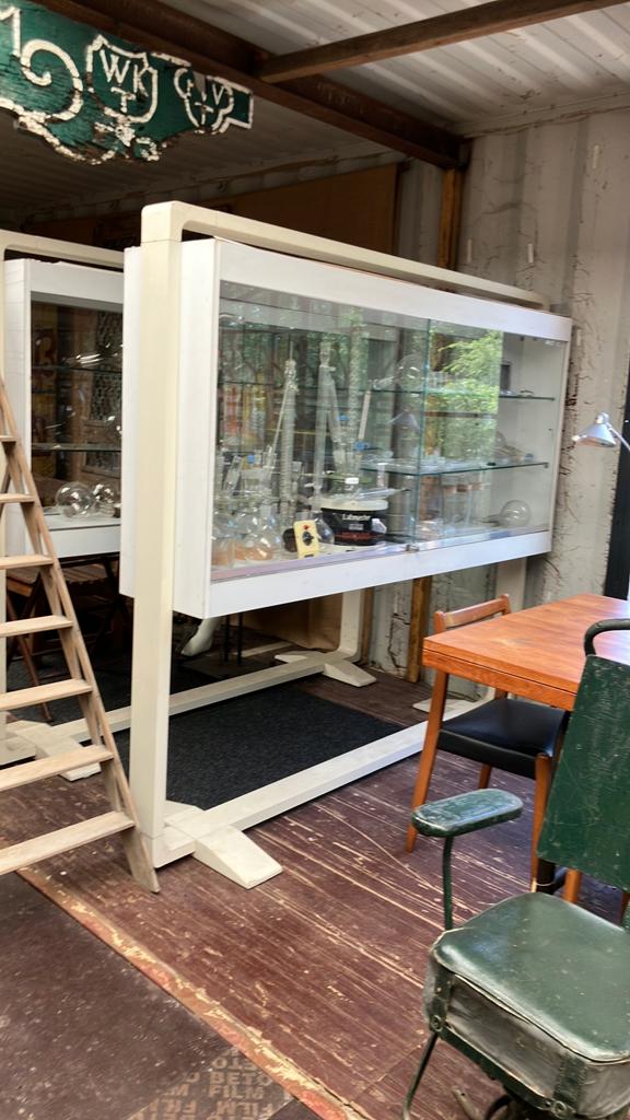 2 grote houten vitrinekasten op poten, Ophalen, Gebruikt, Nvt, Nvt