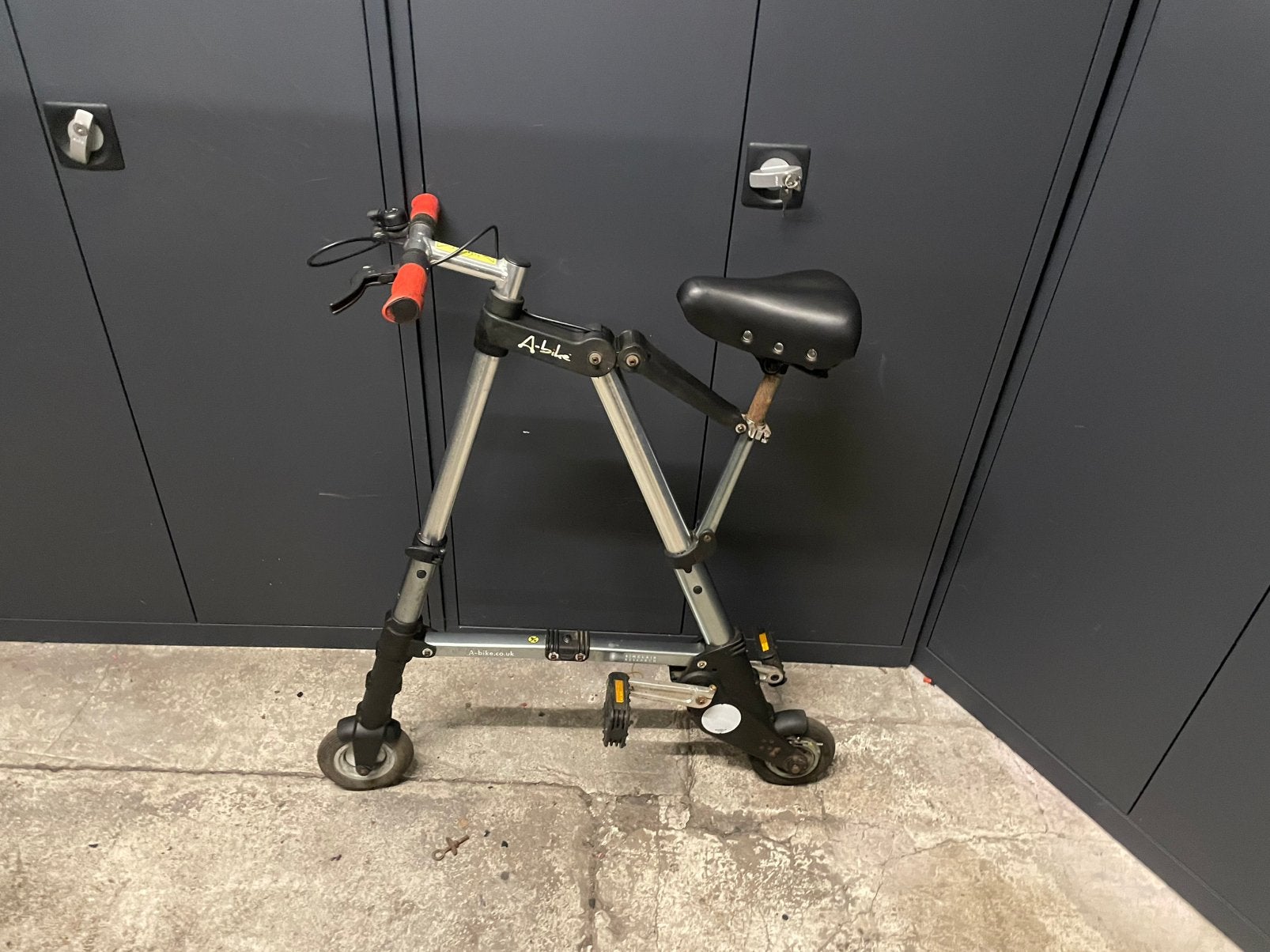 Bikel vouwfiets klein model met lekke band opknappen, Fietsen en Brommers, Fietsen | Vouwfietsen, Ophalen, Gebruikt