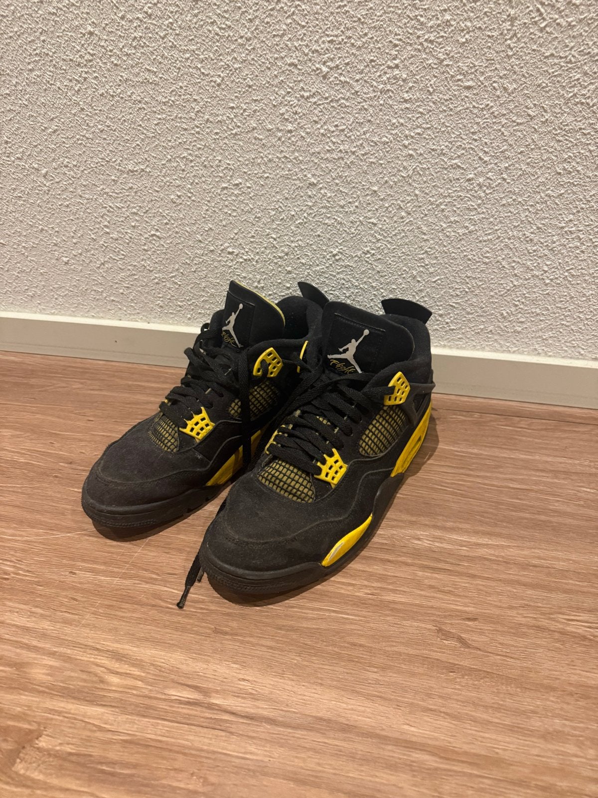 Jordan 4 geel/zwart - Gedragen met lichte beschadiging, Kleding | Heren, Ophalen of Verzenden, Gedragen, Overige kleuren, Sneakers of Gympen