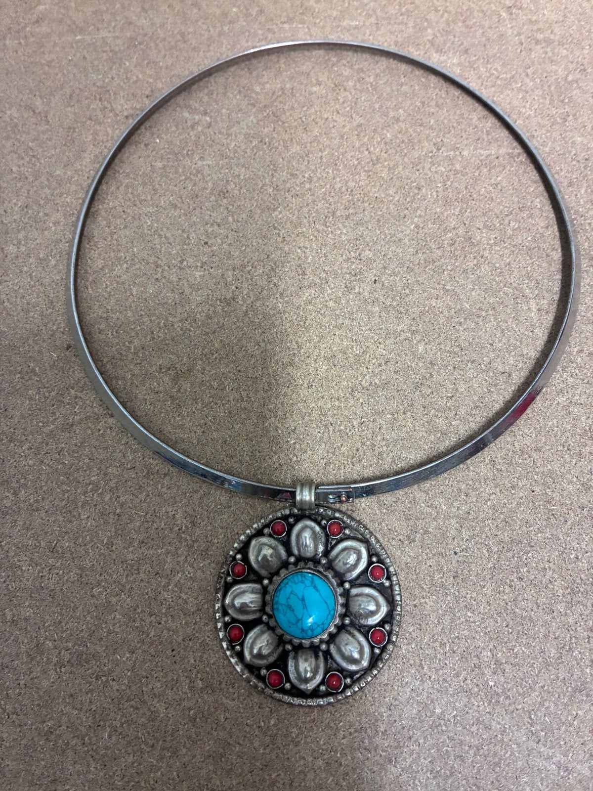 Zilverkleurige Choker met Turkoois en Rode Accent Hanger, Ophalen of Verzenden, Gebruikt, Zilver, Met edelsteen