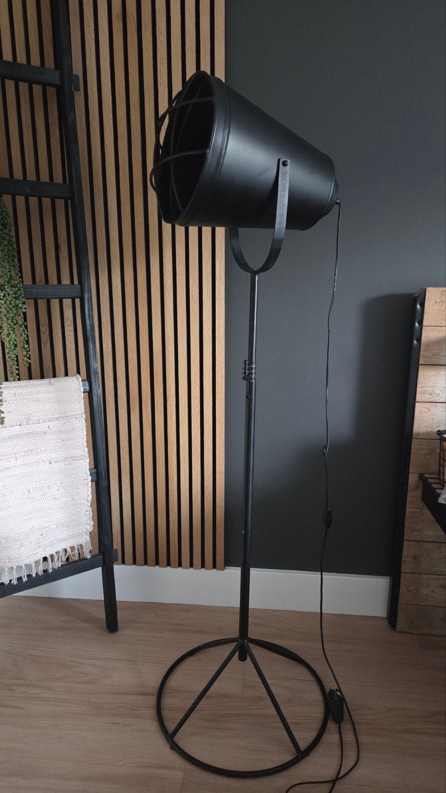 Industriële zwarte vloerlamp - Spotlight design, Ophalen, Gebruikt, E27 (groot), Metaal