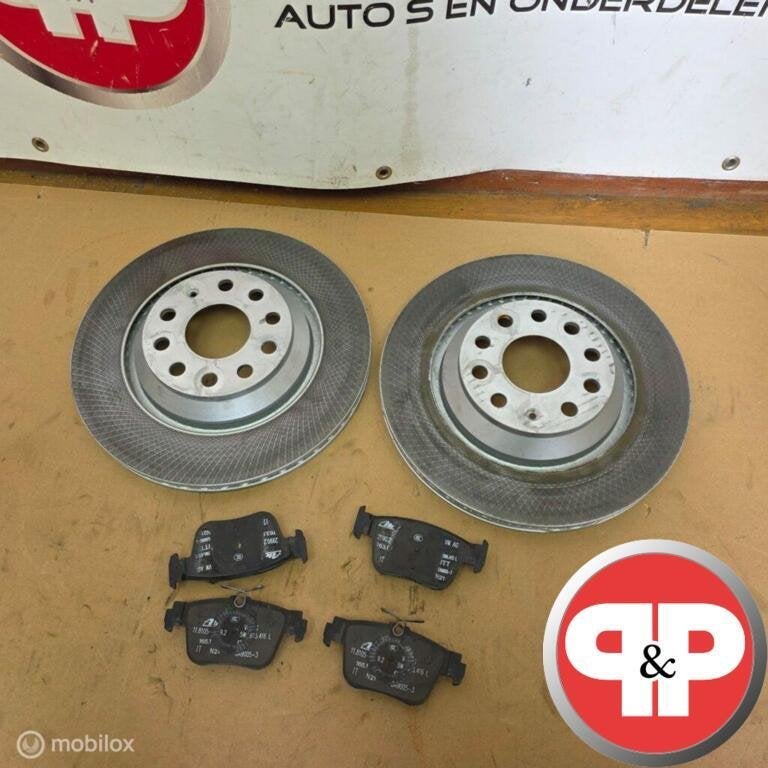 VW Golf 8 GTI remschijven met remblokken achter