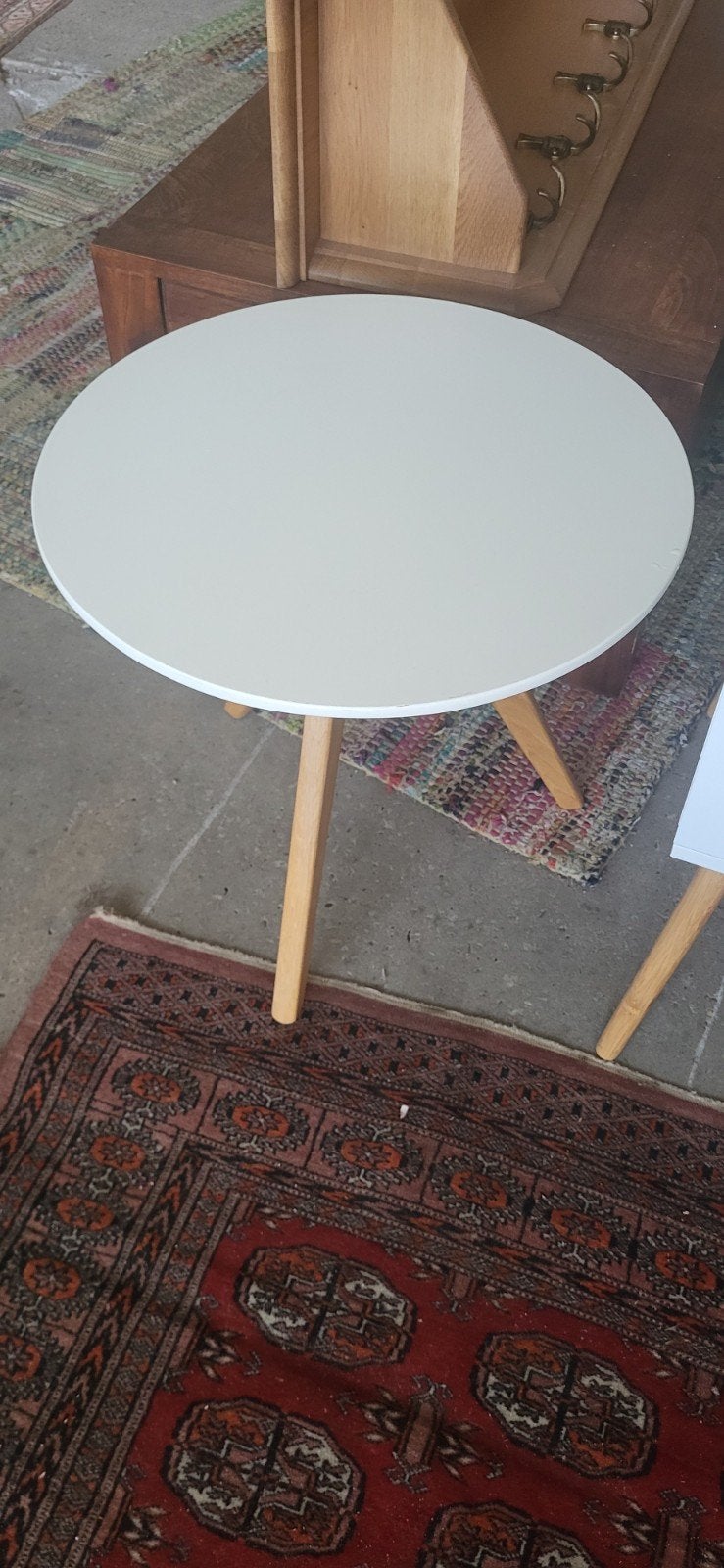 Stijlvolle ronde bijzettafel met houten poten, Huis en Inrichting, Ophalen of Verzenden, Gebruikt, Rond, Modern, Scandinavisch
