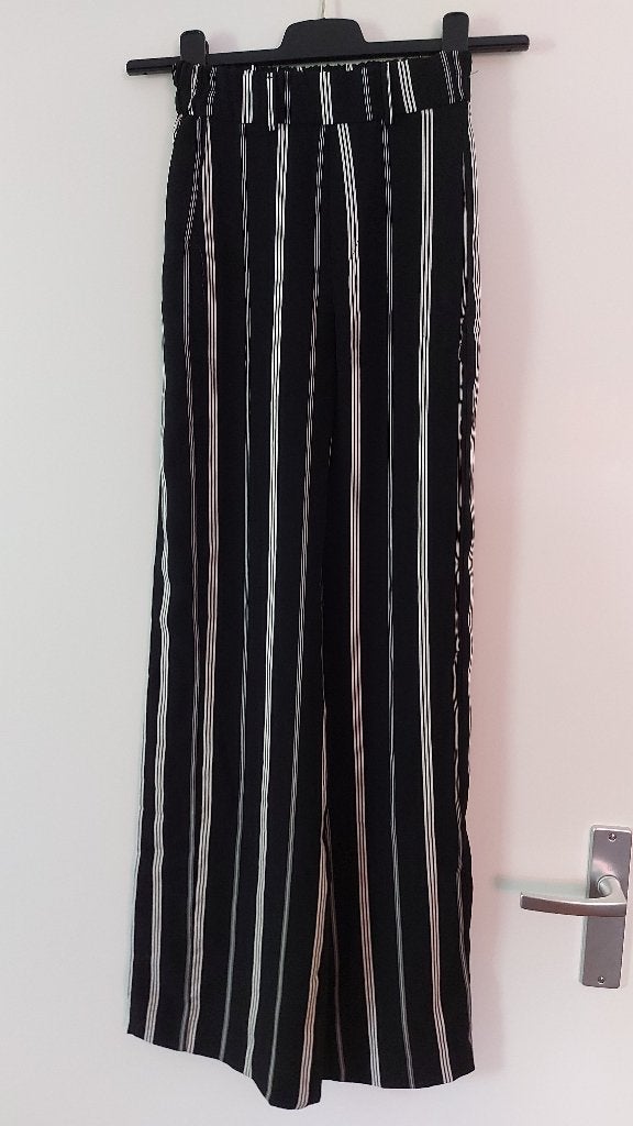 Bershka pantalon broek diep zwart met witte strepen mt XS, Kleding | Dames, Zwart, Maat 34 (XS) of kleiner, Lang, Gedragen