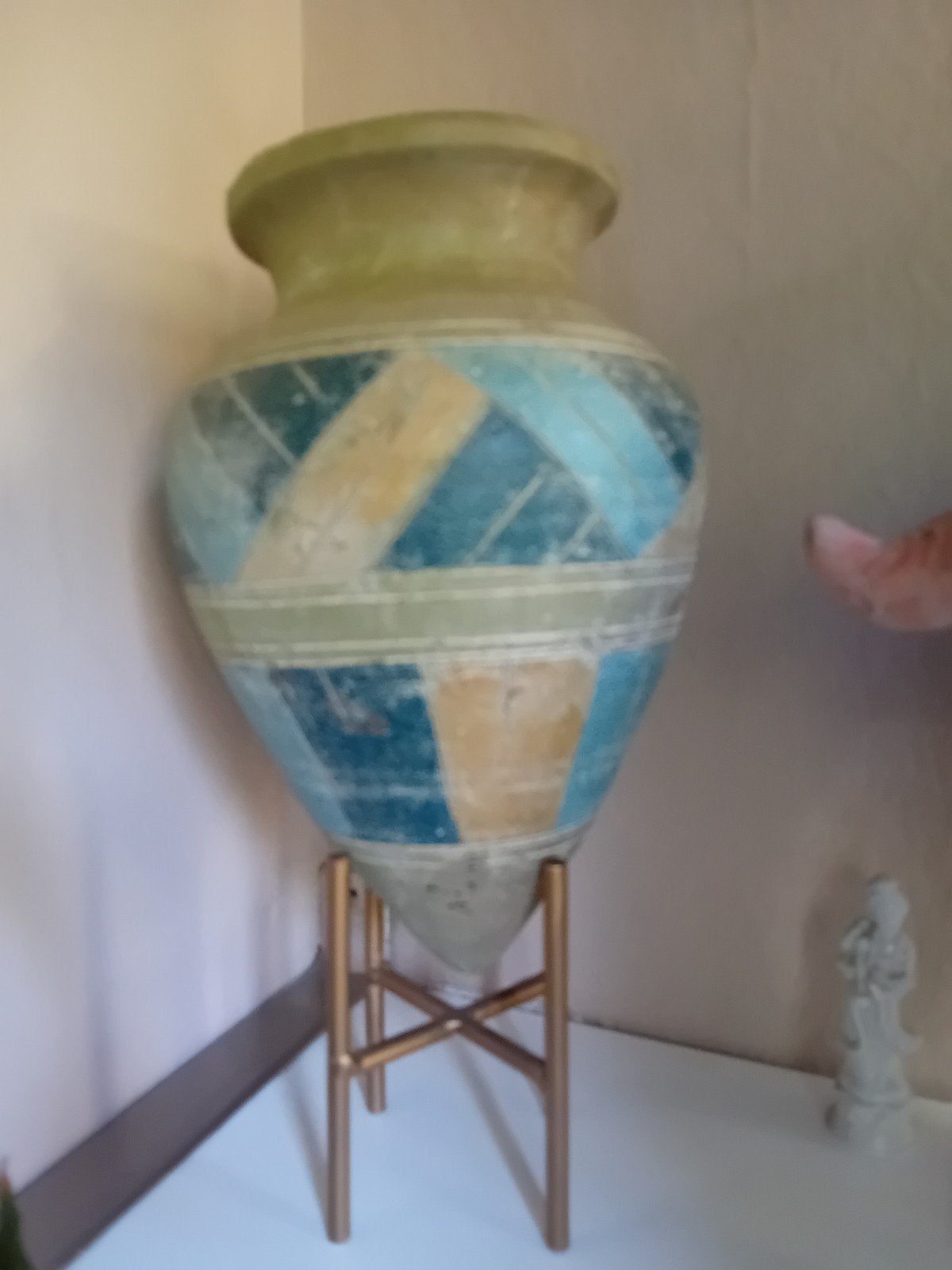 Oude waterkruik op sokkel - Uniek decoratief stuk, Ophalen of Verzenden