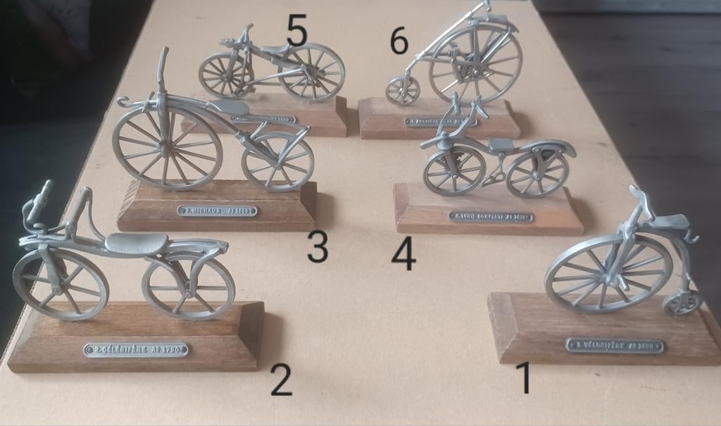 Collectie antieke fietsen op houten voet decoratief, Ophalen of Verzenden