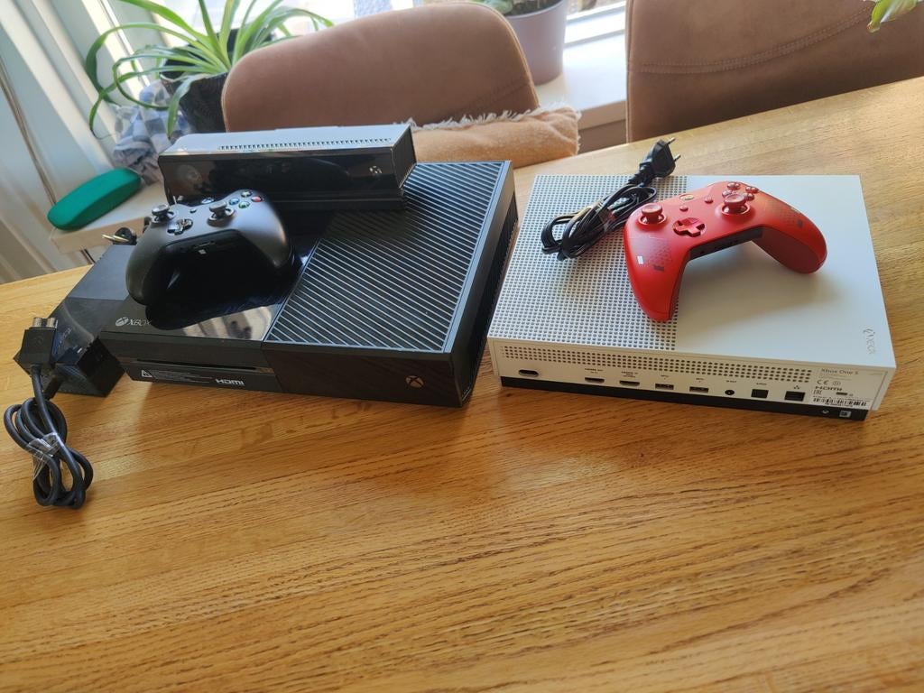 2 Xbox one's met Controllers en Kinect, Spelcomputers en Games, Spelcomputers | Xbox One, Ophalen of Verzenden, Zo goed als nieuw