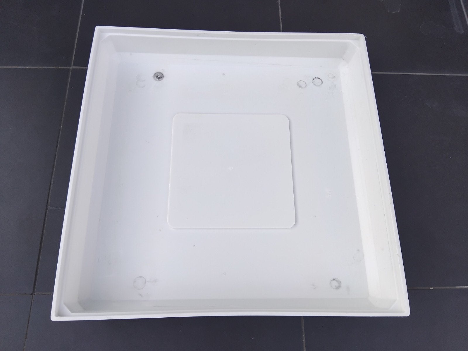 Witte vierkante wasmachine lekbak van kunststof, Witgoed en Apparatuur, Wasmachines, Ophalen, Gebruikt, 1600 toeren of meer, Minder dan 85 cm
