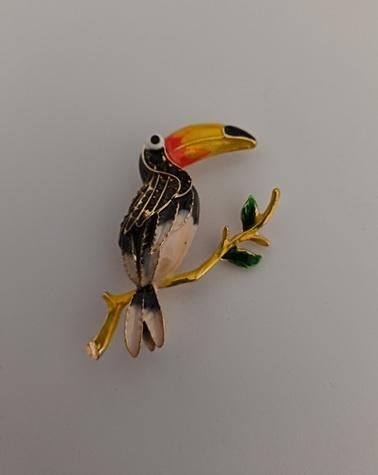 Goudkleurige broche vogel toekan roze zwart, Verzenden, Nieuw, Roze, Overige materialen
